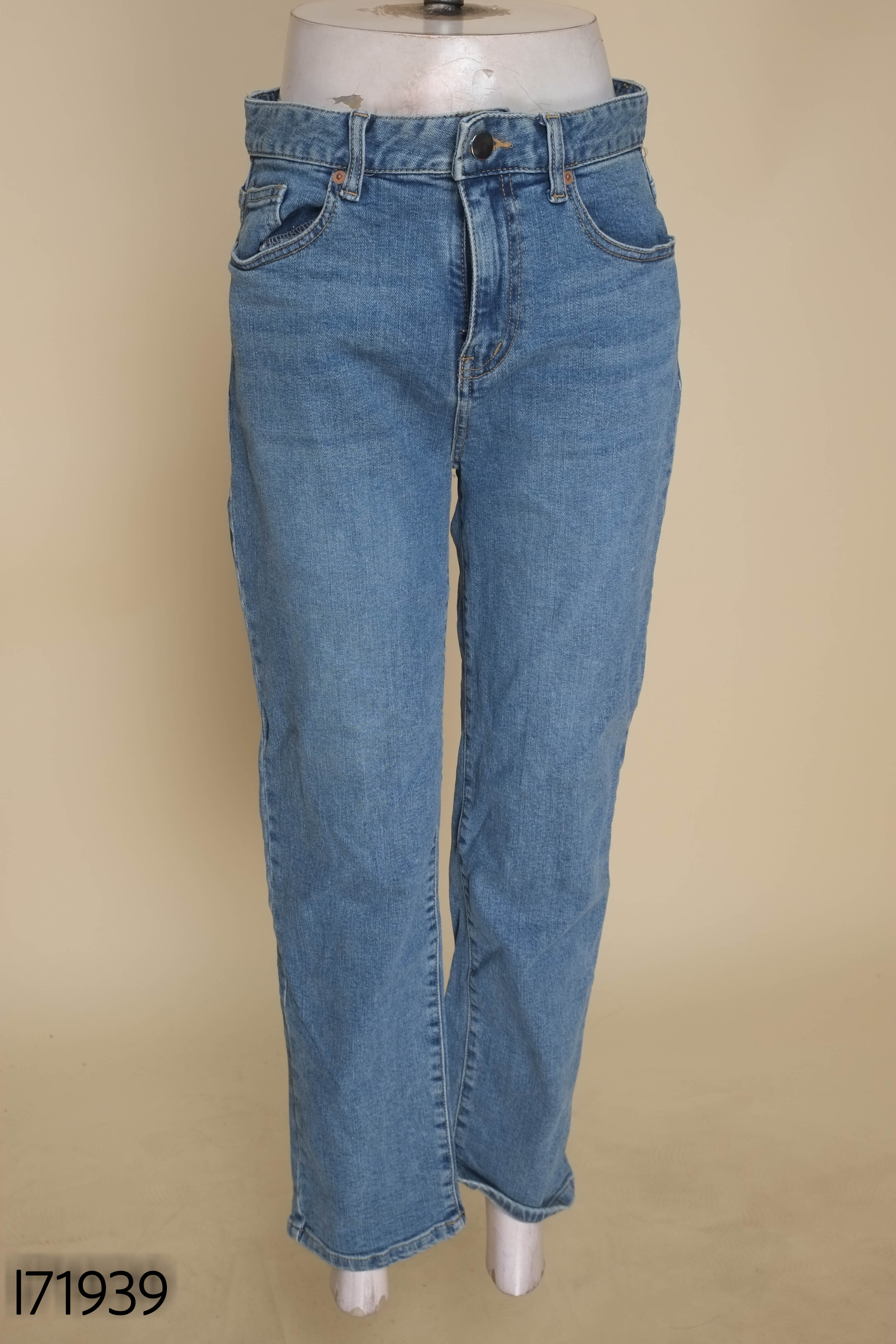 Quần jeans xanh ống đứng