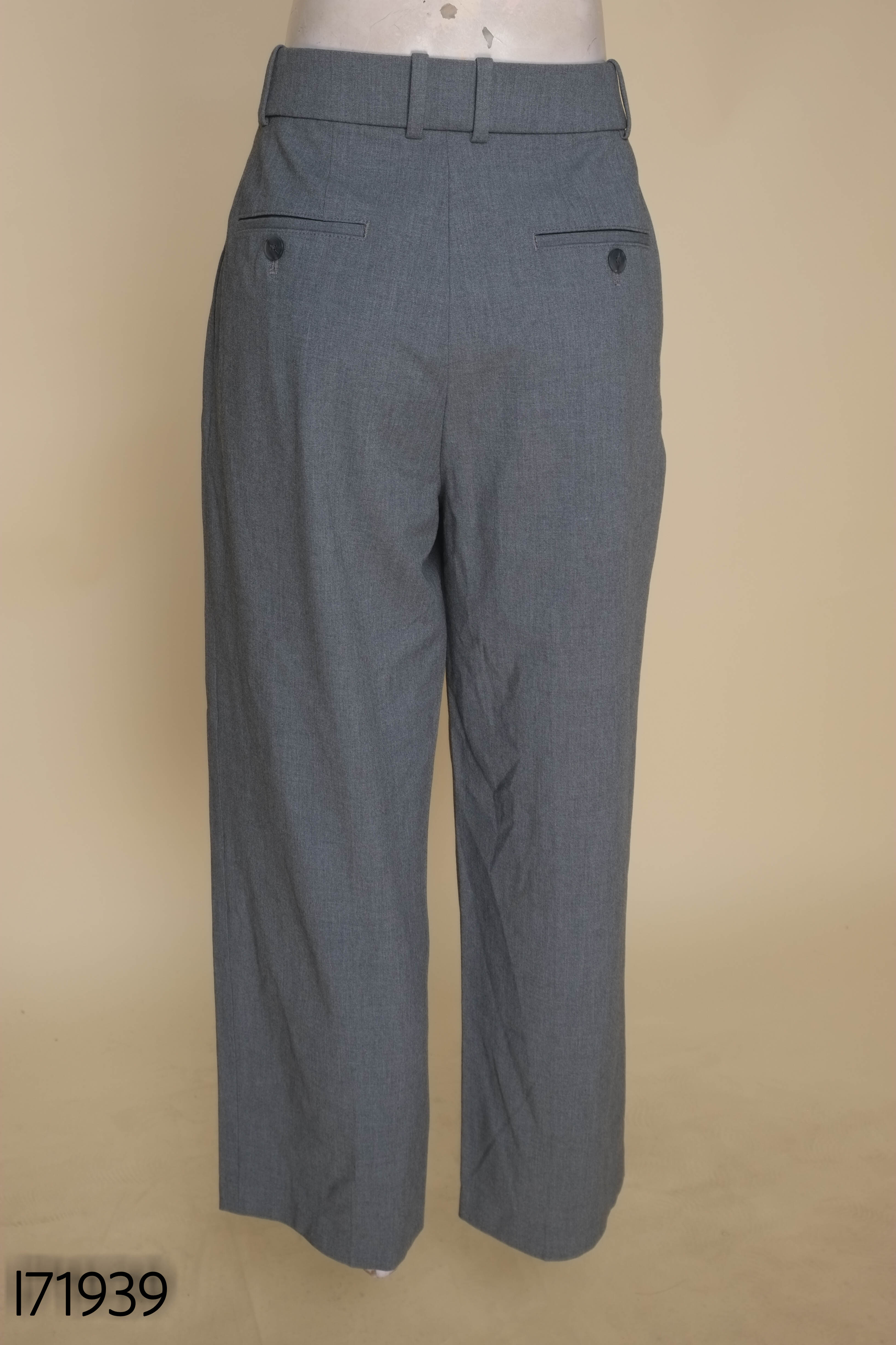 Quần ghi UNIQLO suông