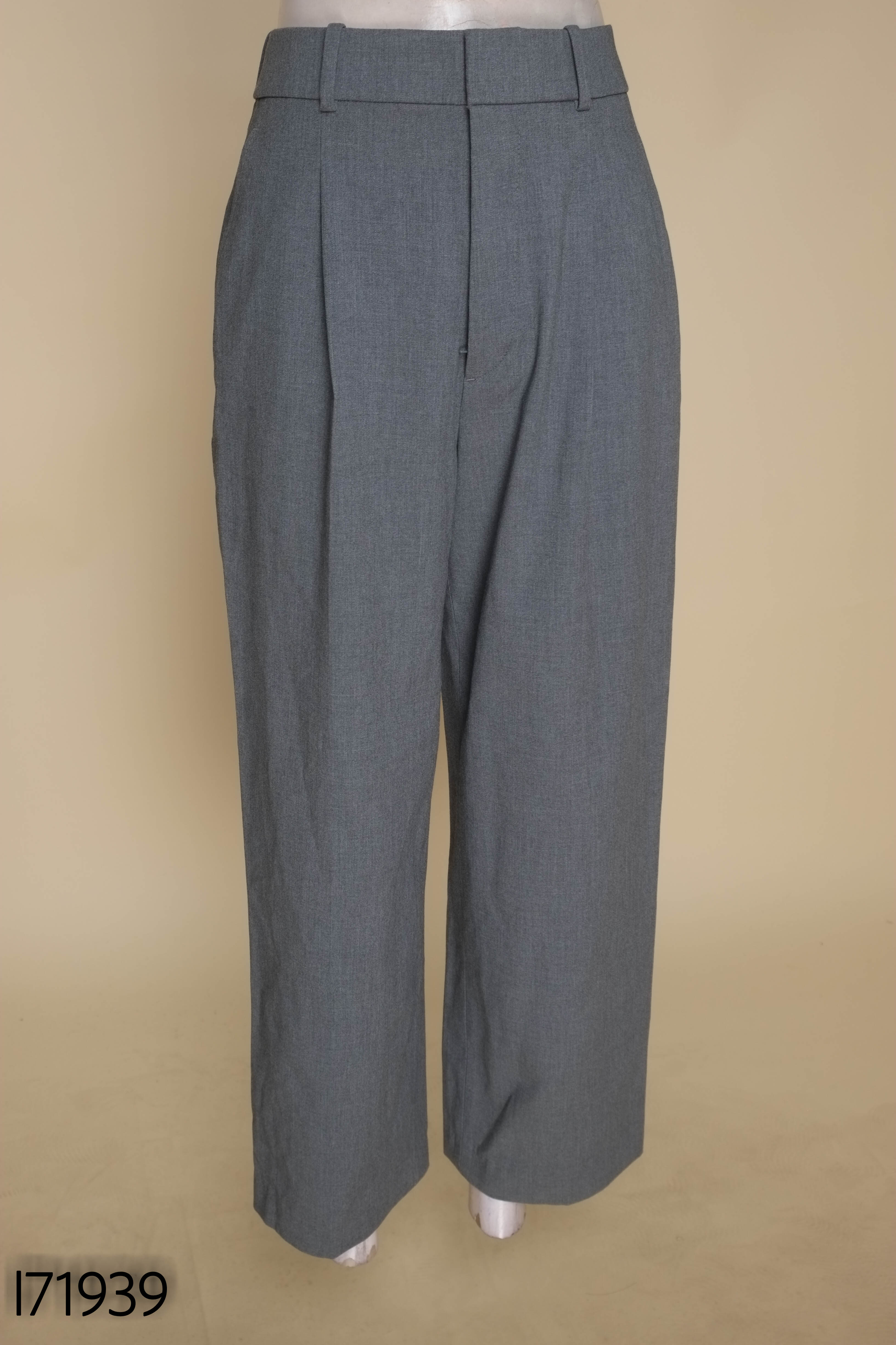 Quần ghi UNIQLO suông