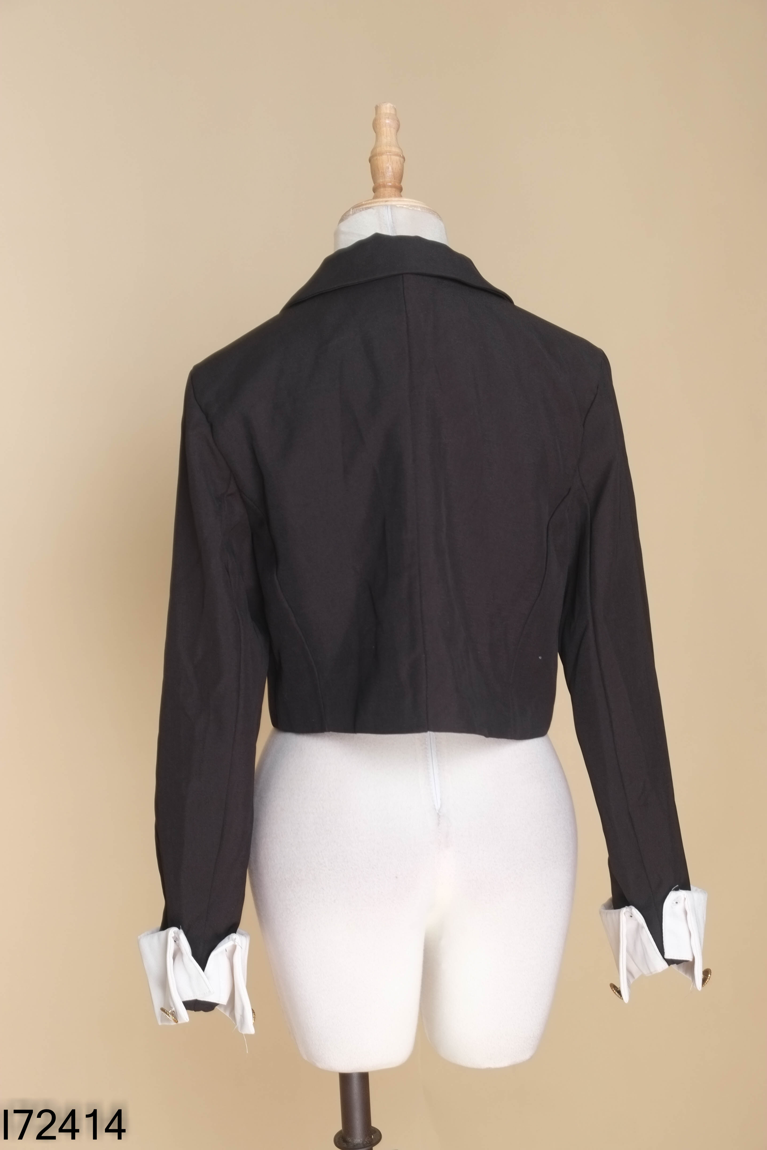 Áo blazers đen dáng ngắn