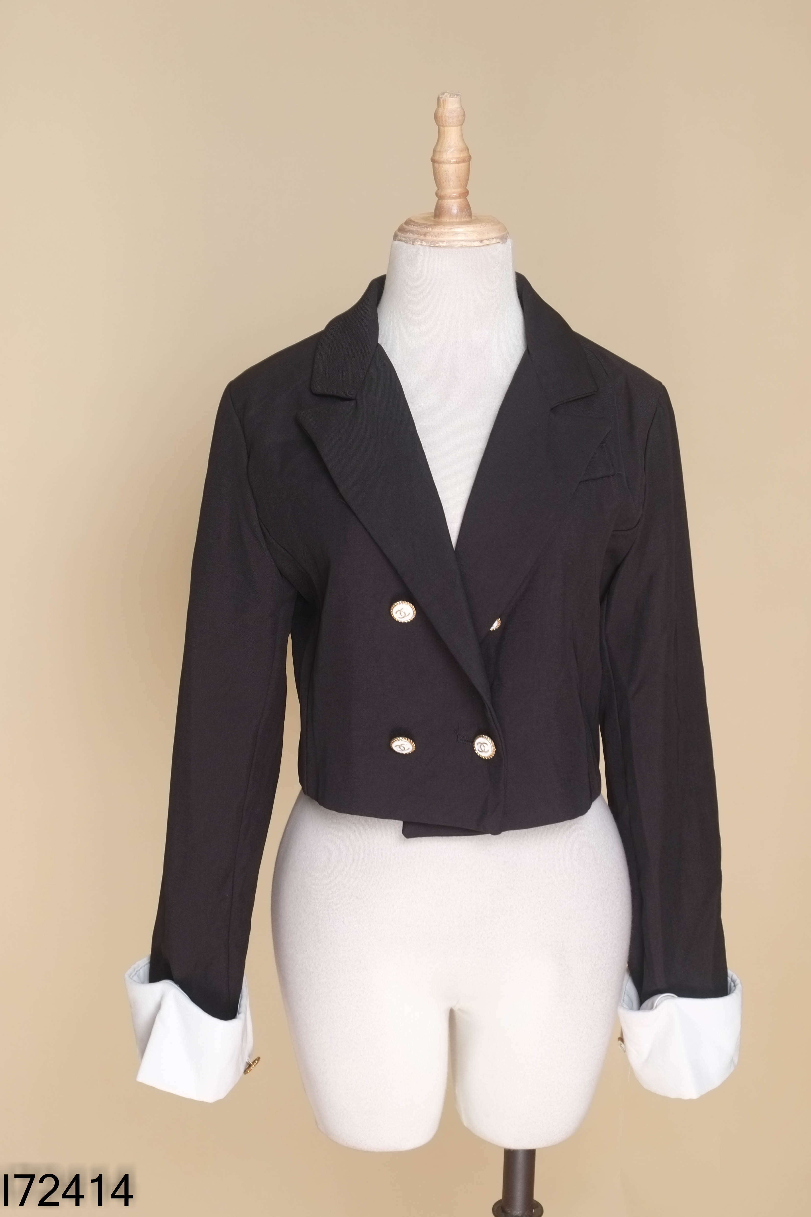 Áo blazers đen dáng ngắn