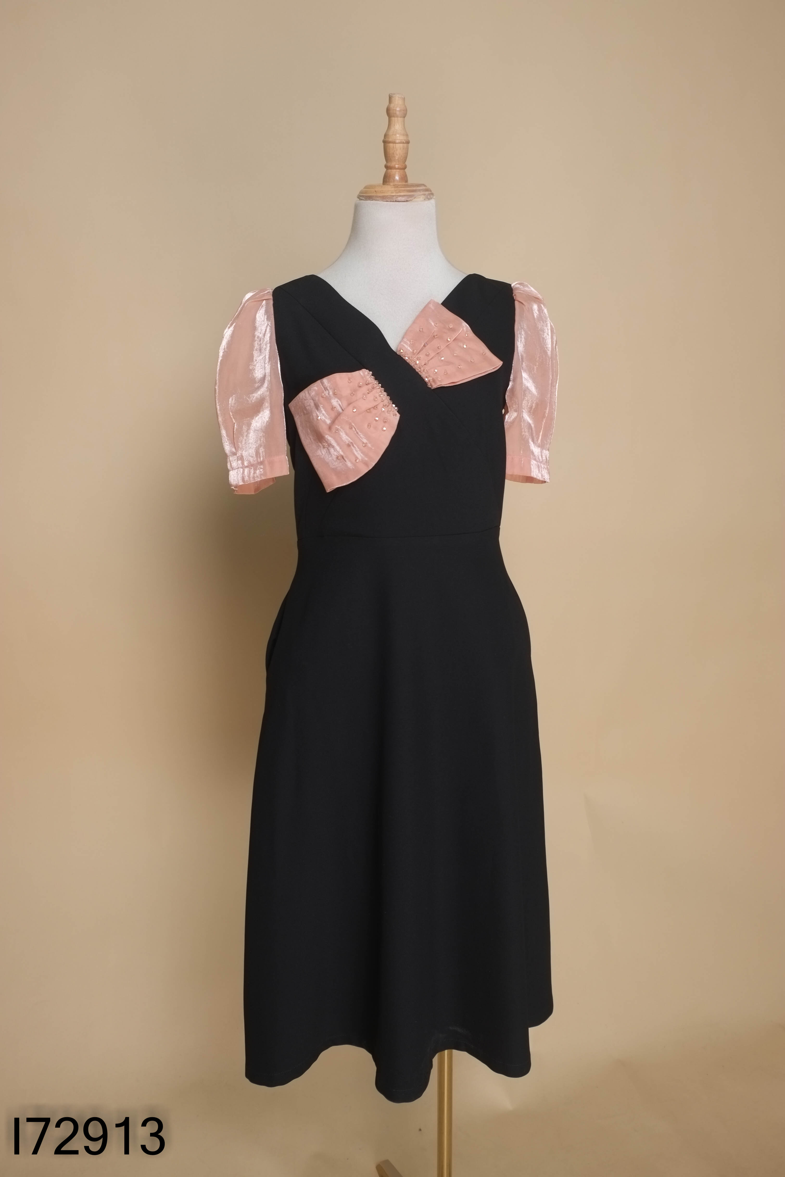 Váy đen phối organza hồng