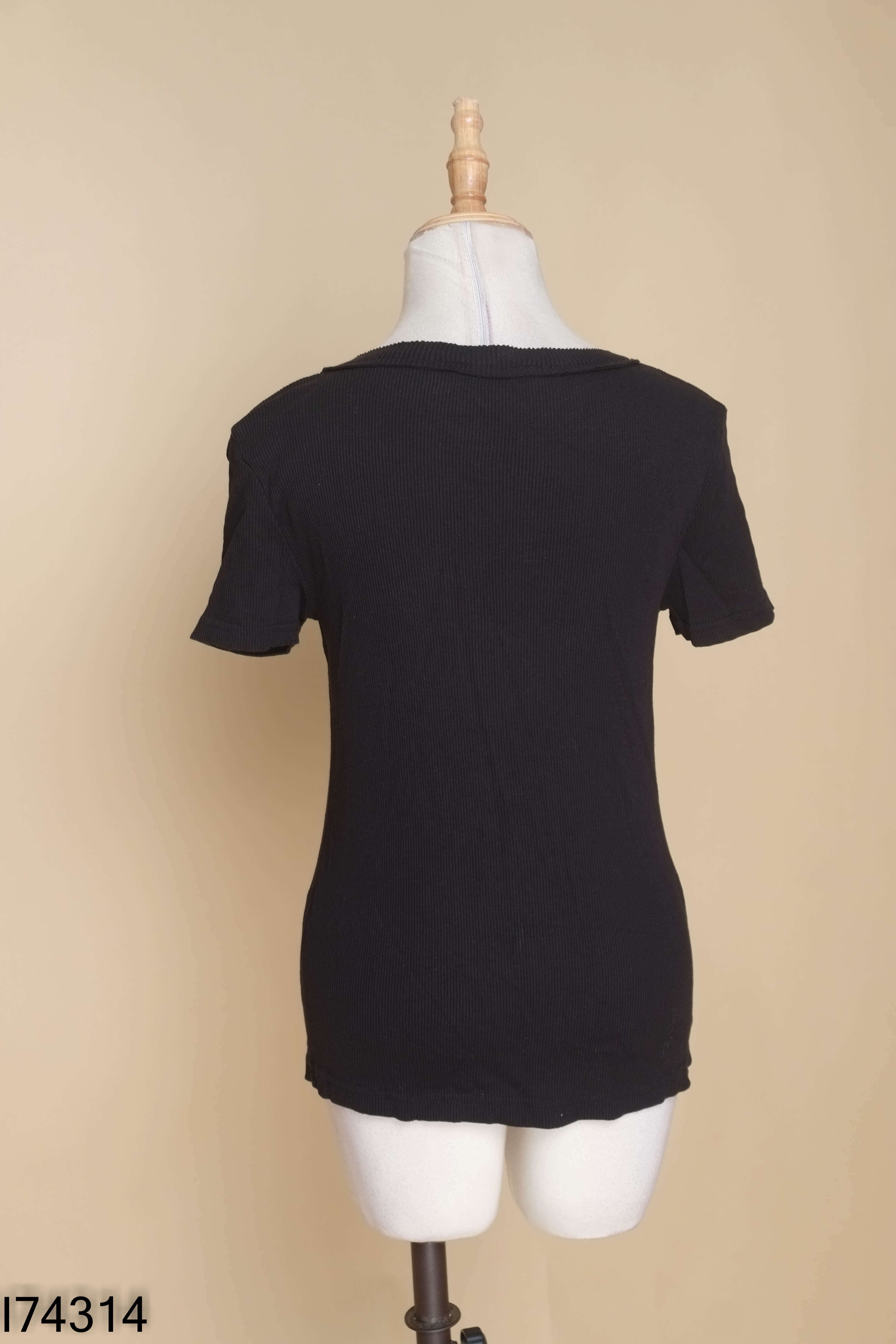 Áo đen ZARA cổ tim