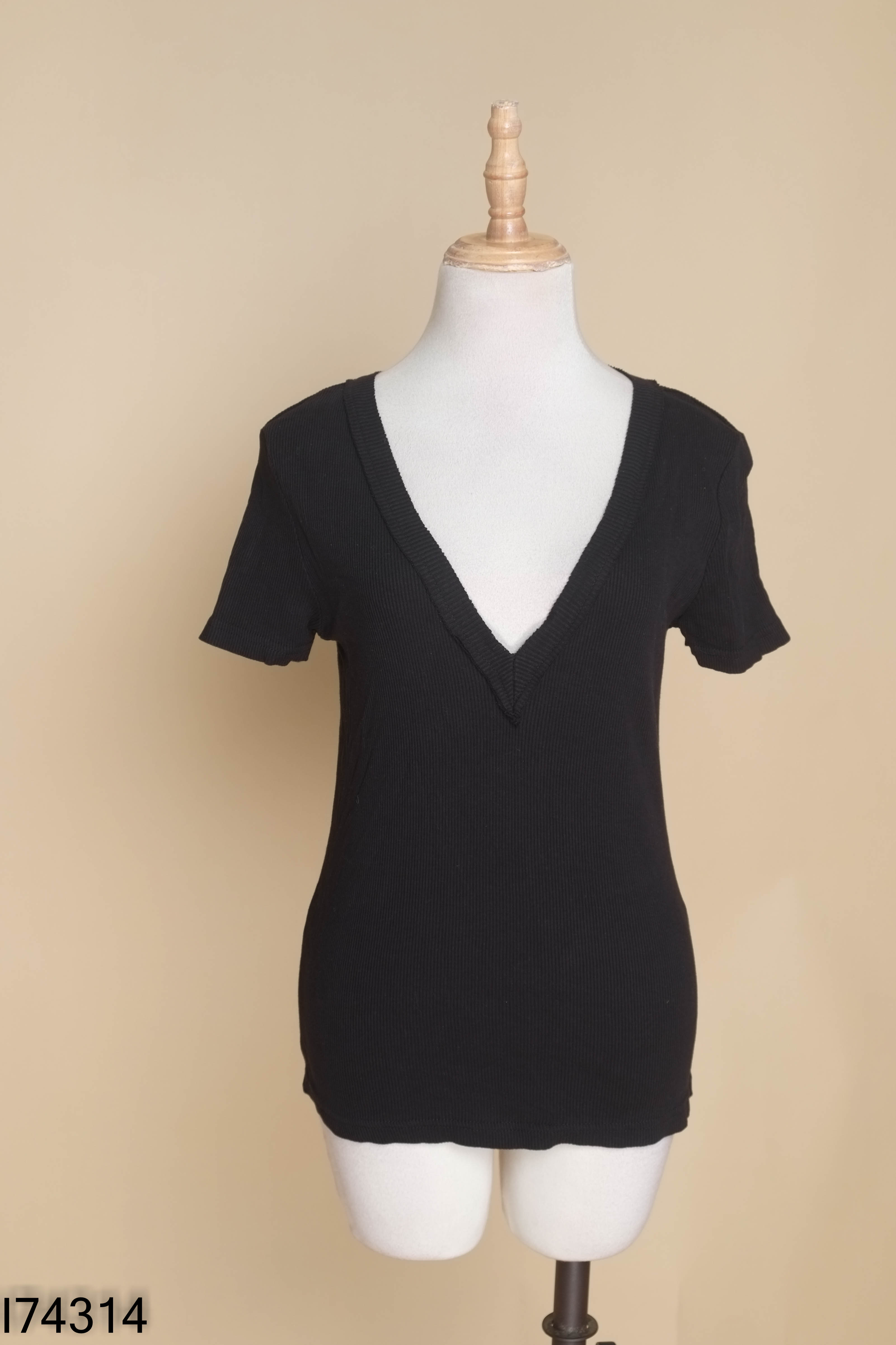 Áo đen ZARA cổ tim
