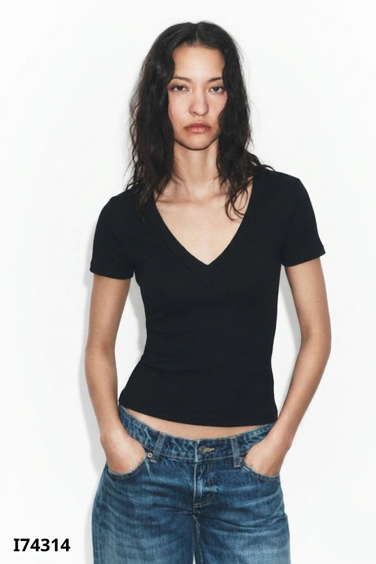 Áo đen ZARA cổ tim