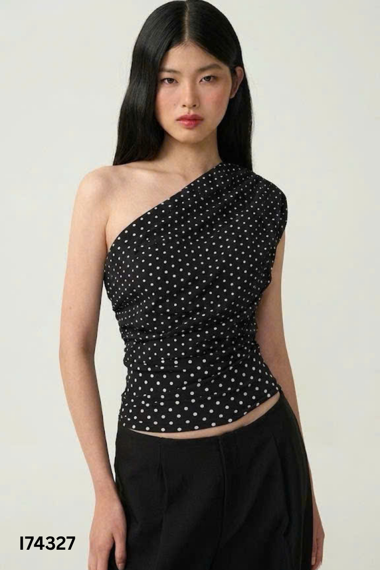 Áo đen chấm bi lệch vai phối đai