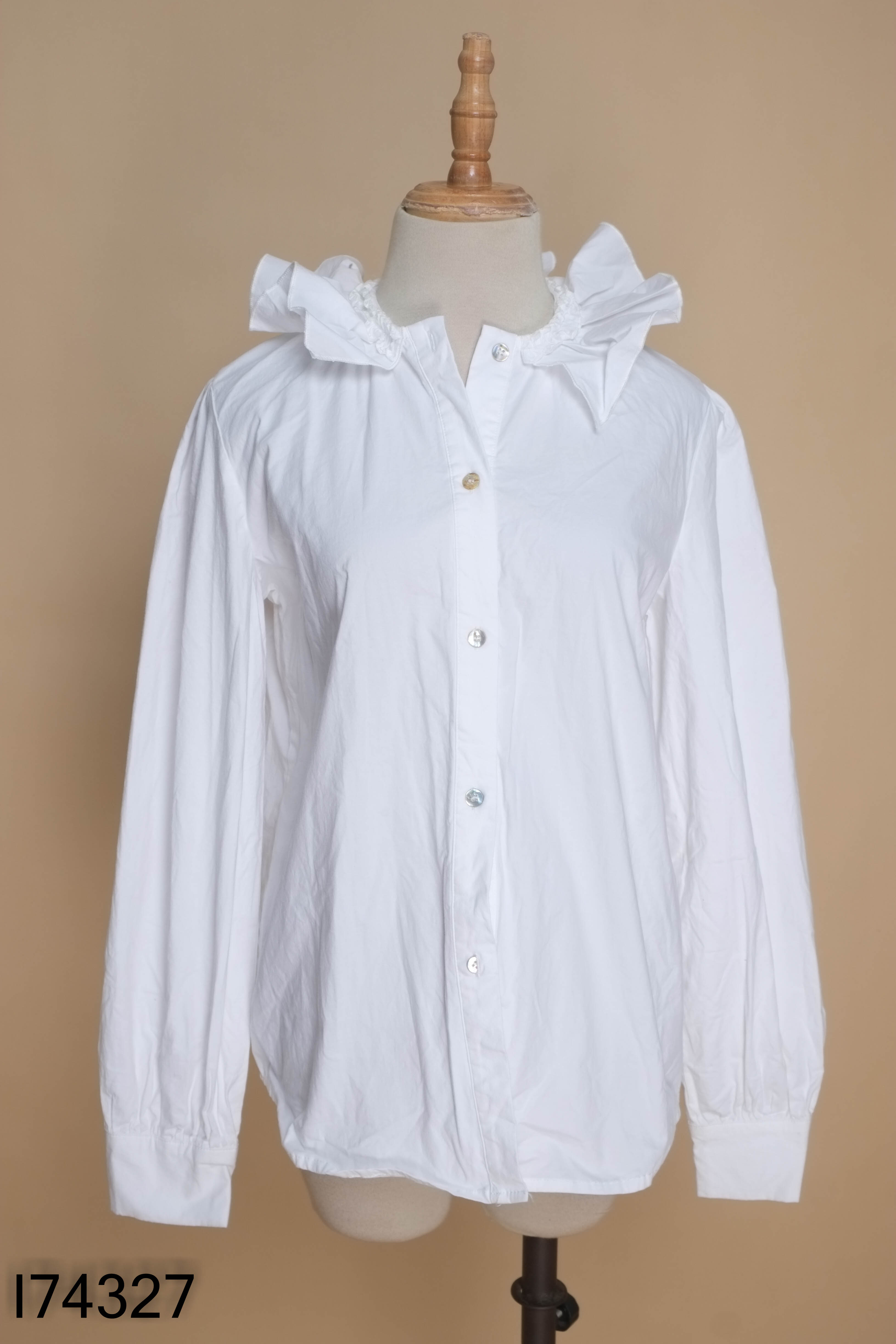 Áo trắng cổ bèo