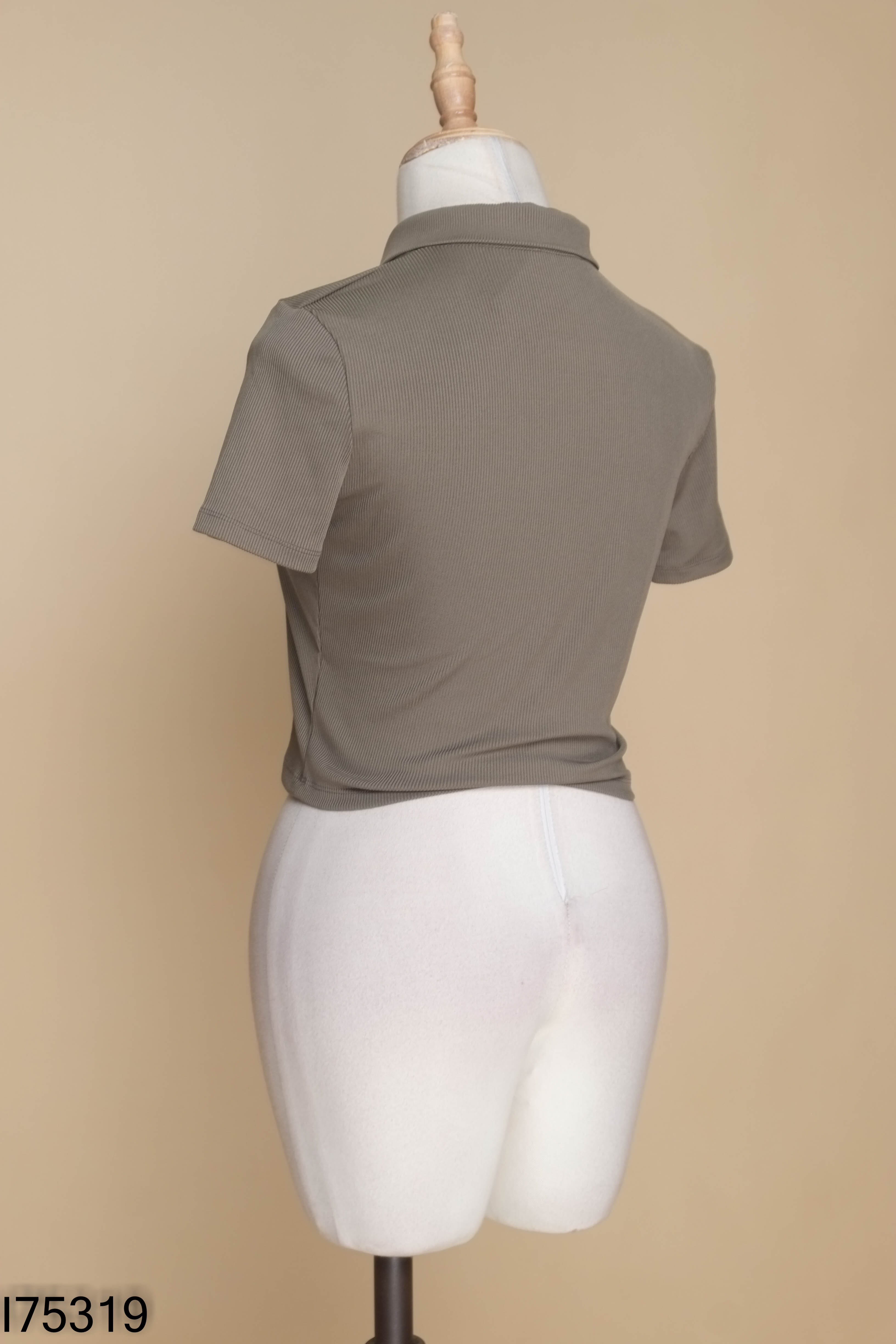 Áo MOMOCO xanh dáng ngắn