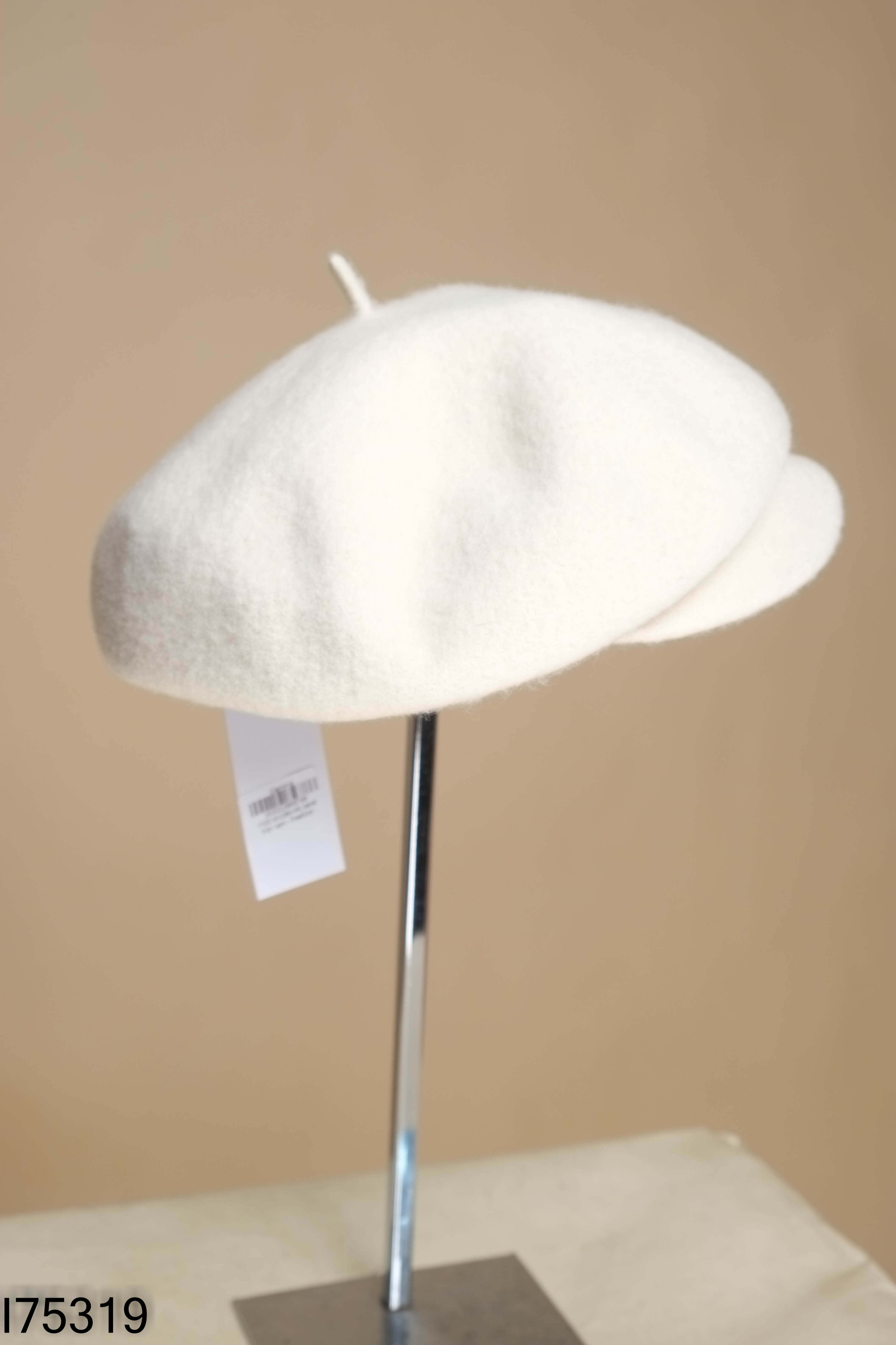 Mũ beret tròn kem