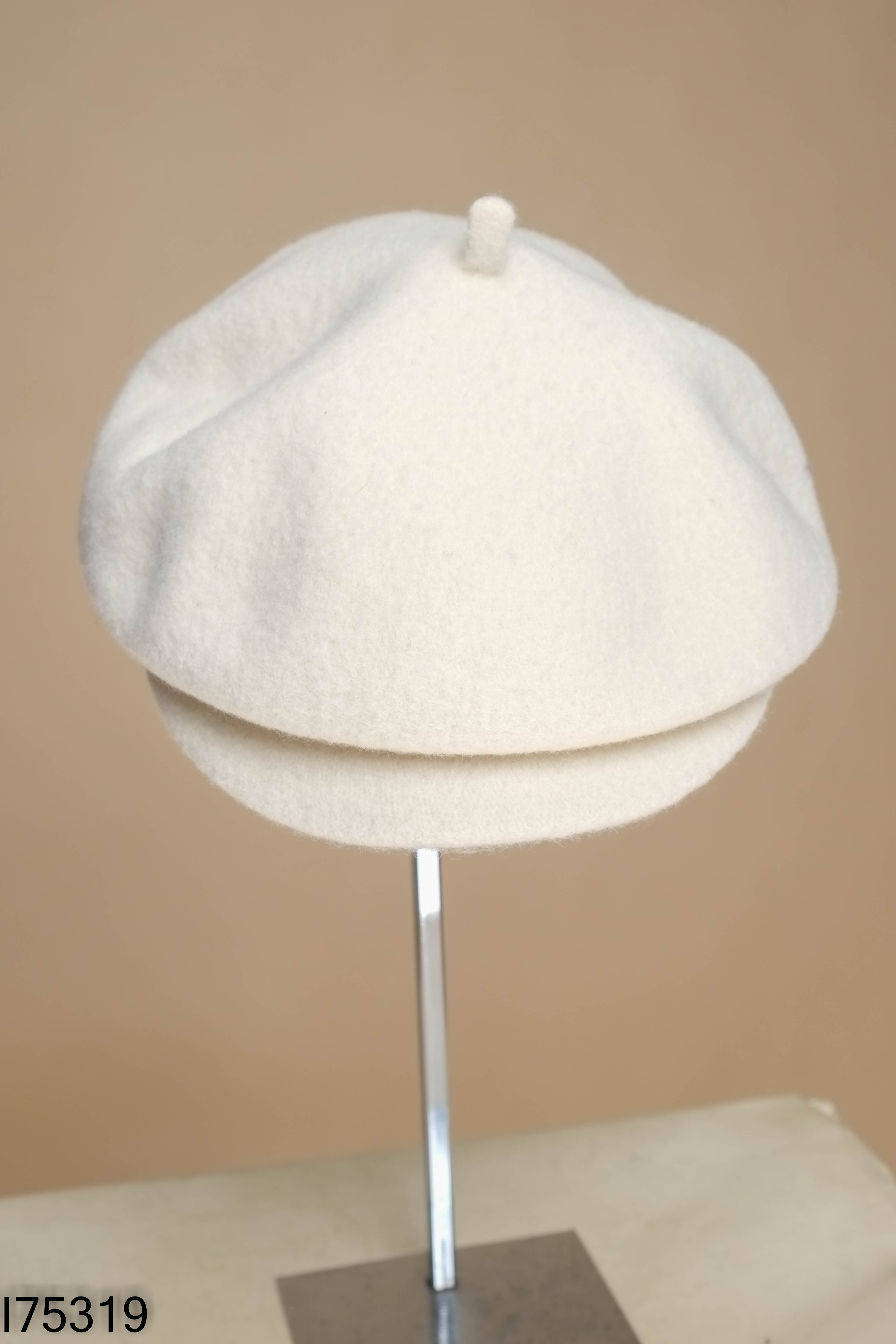 Mũ beret tròn kem