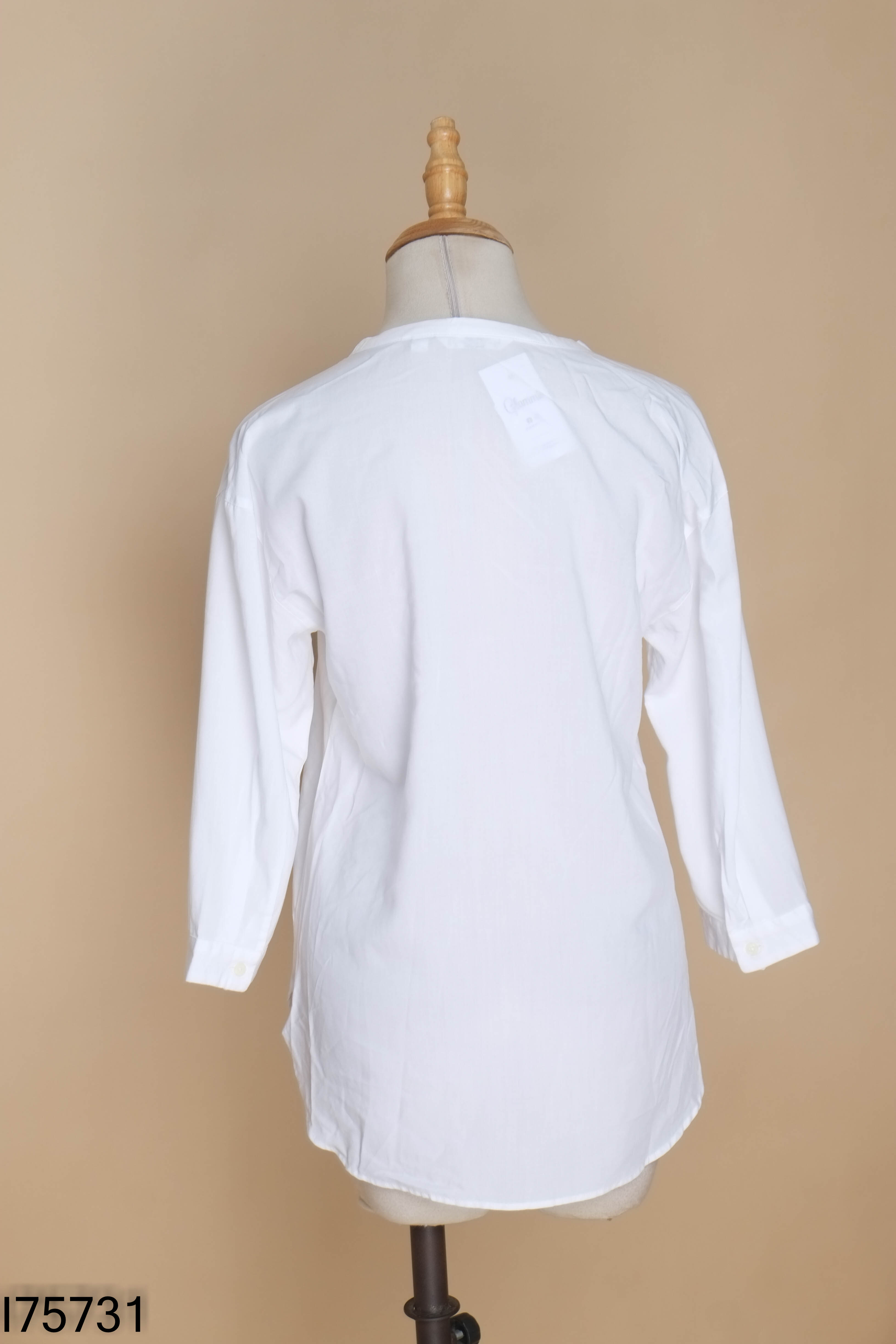Áo UNIQLO trắng trơn