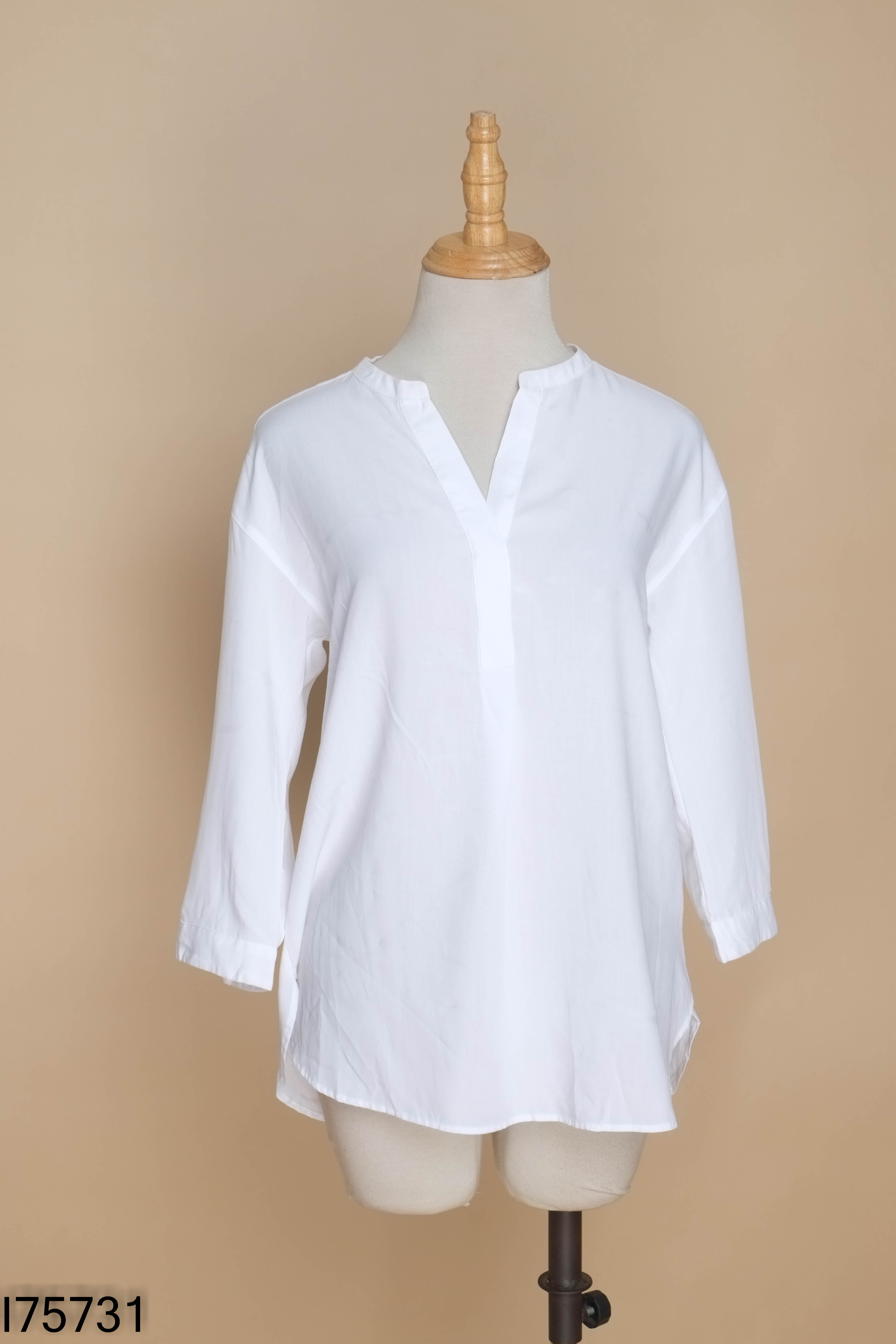 Áo UNIQLO trắng trơn