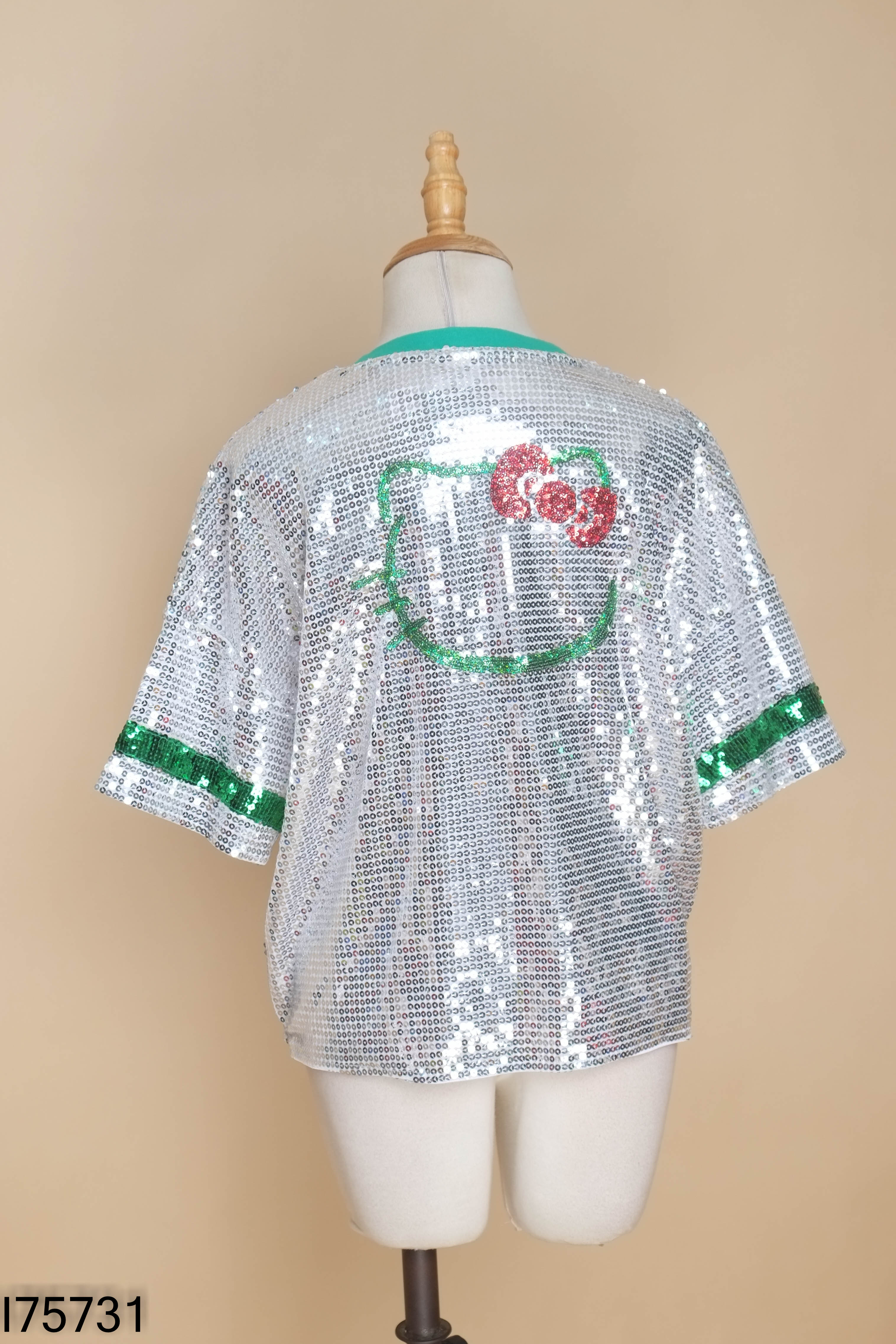Áo thun đính kim tuyến bạc viền xanh