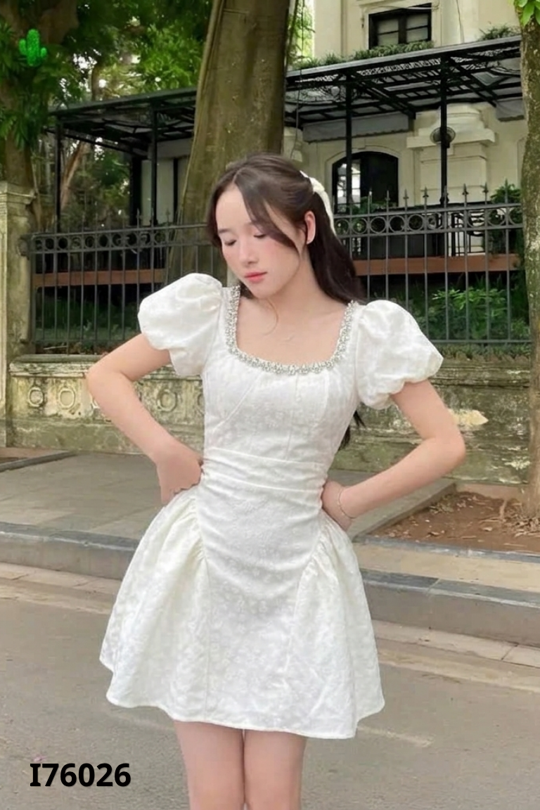 Váy kem LORIS đính đá cổ