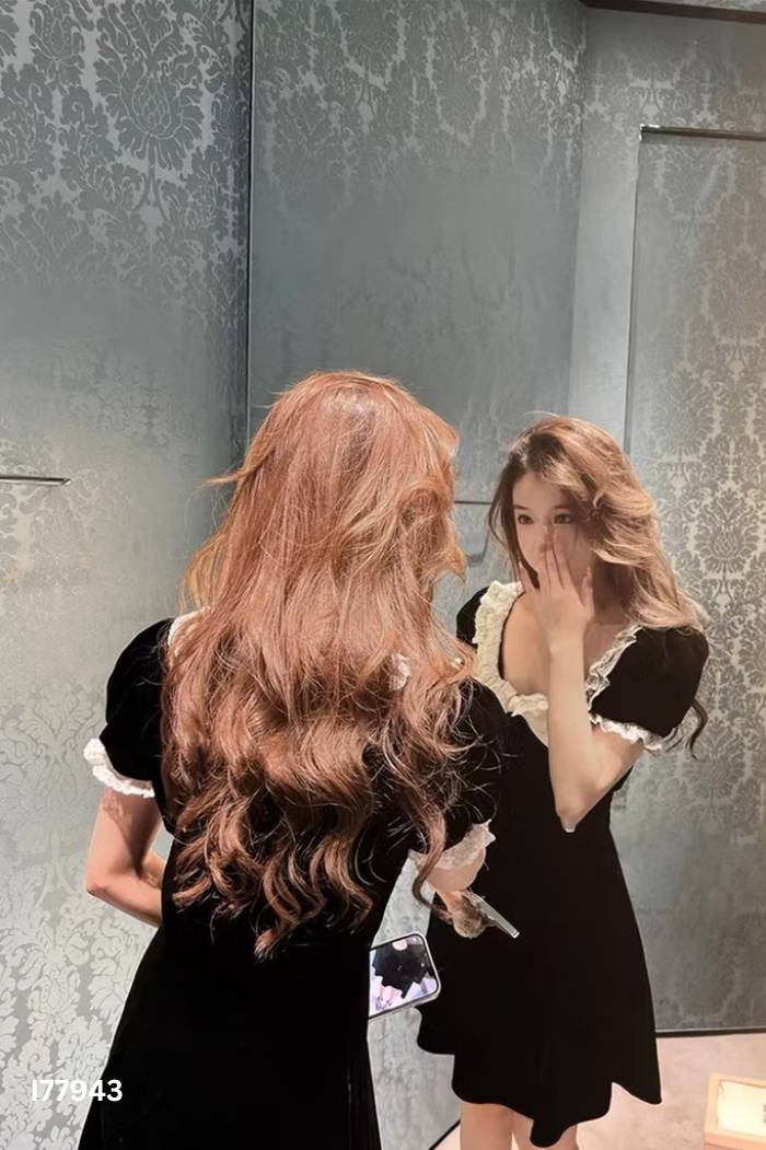 Váy nhung đen phối nơ be