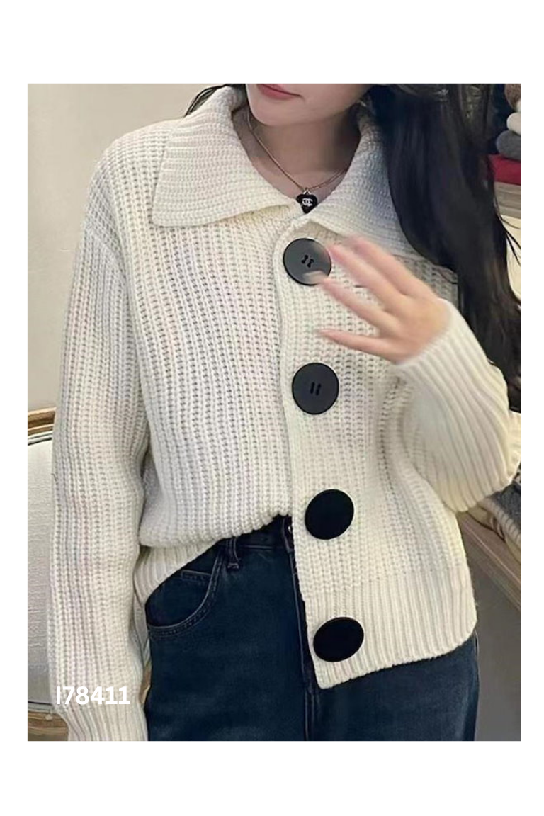 Áo len trắng cúc đen