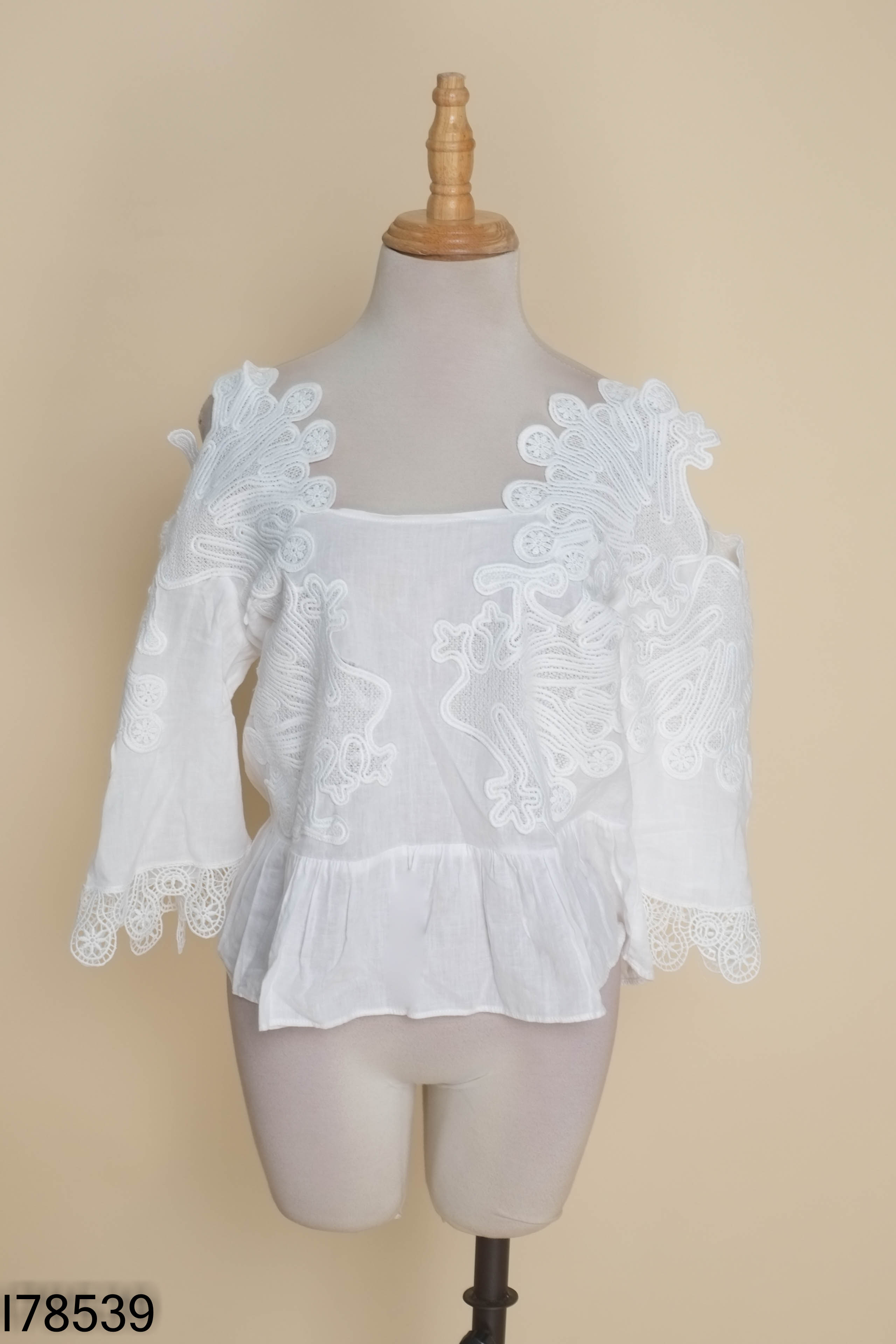 I7853910103-Áo trắng ren hoa hở vai