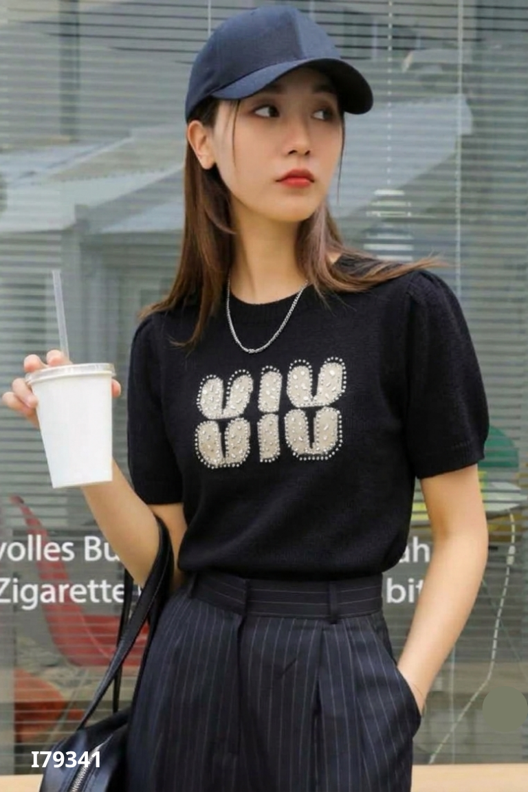 Áo len đen chữ be