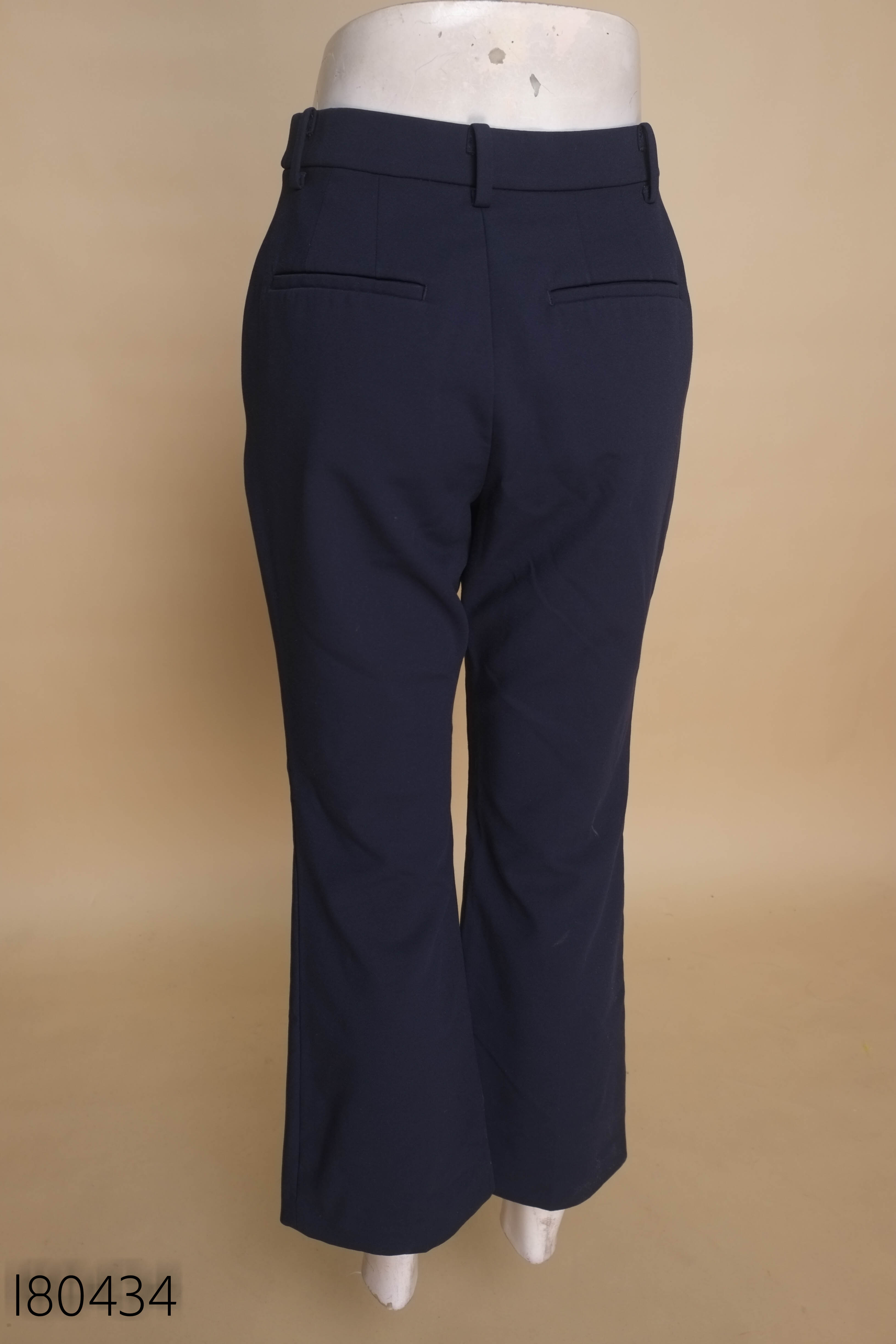 Quần xanh than UNIQLO dáng suông