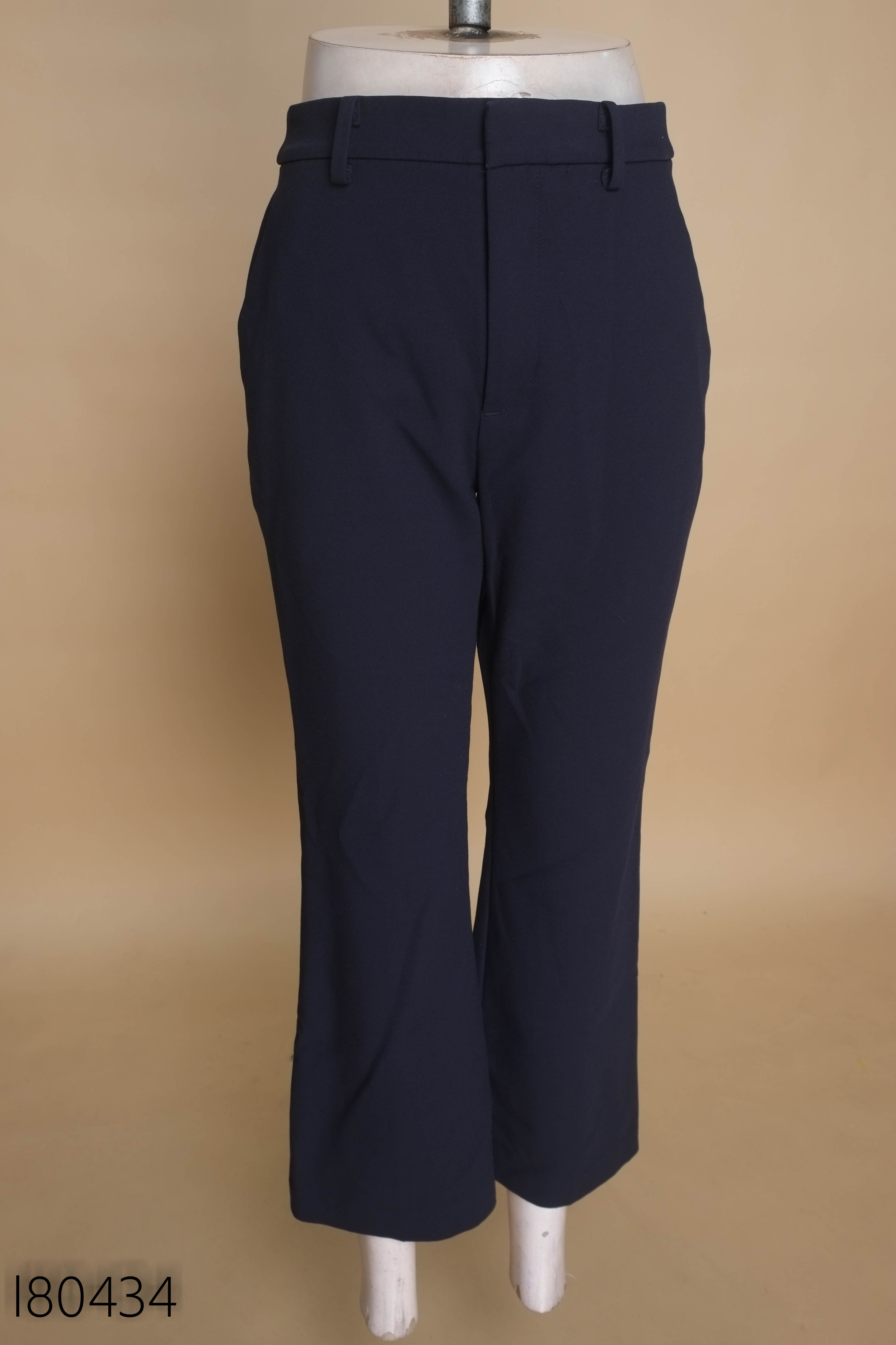 Quần xanh than UNIQLO dáng suông
