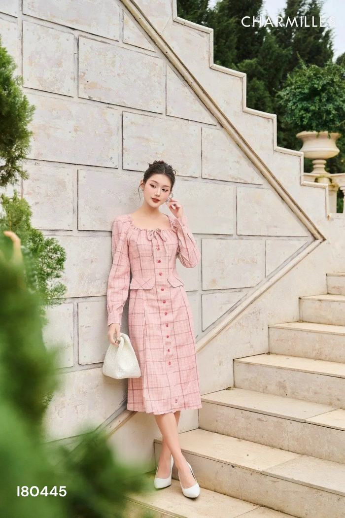 Váy hồng kẻ phối cúc cổ rộng