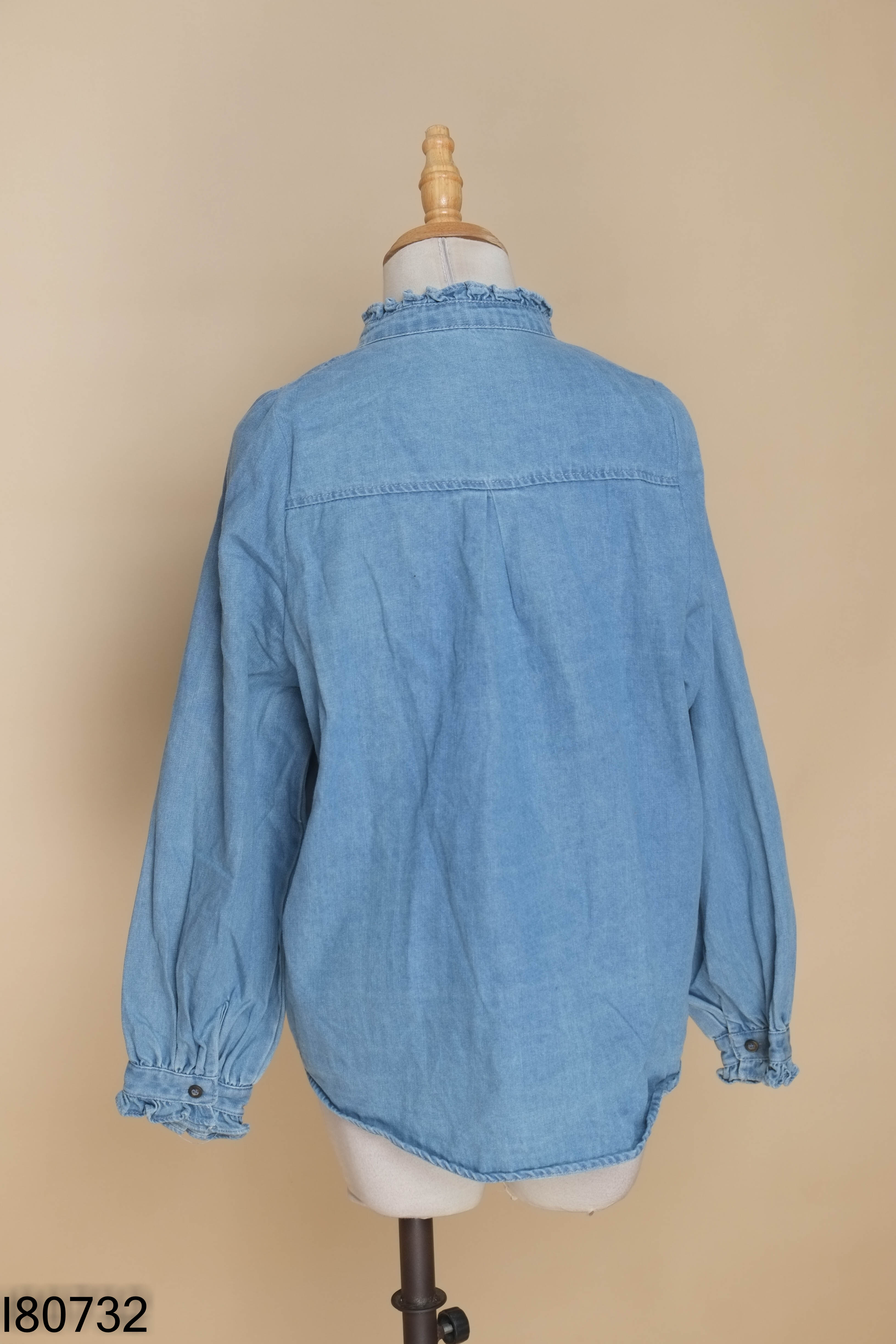 Áo sơ mi jeans xanh cổ bèo