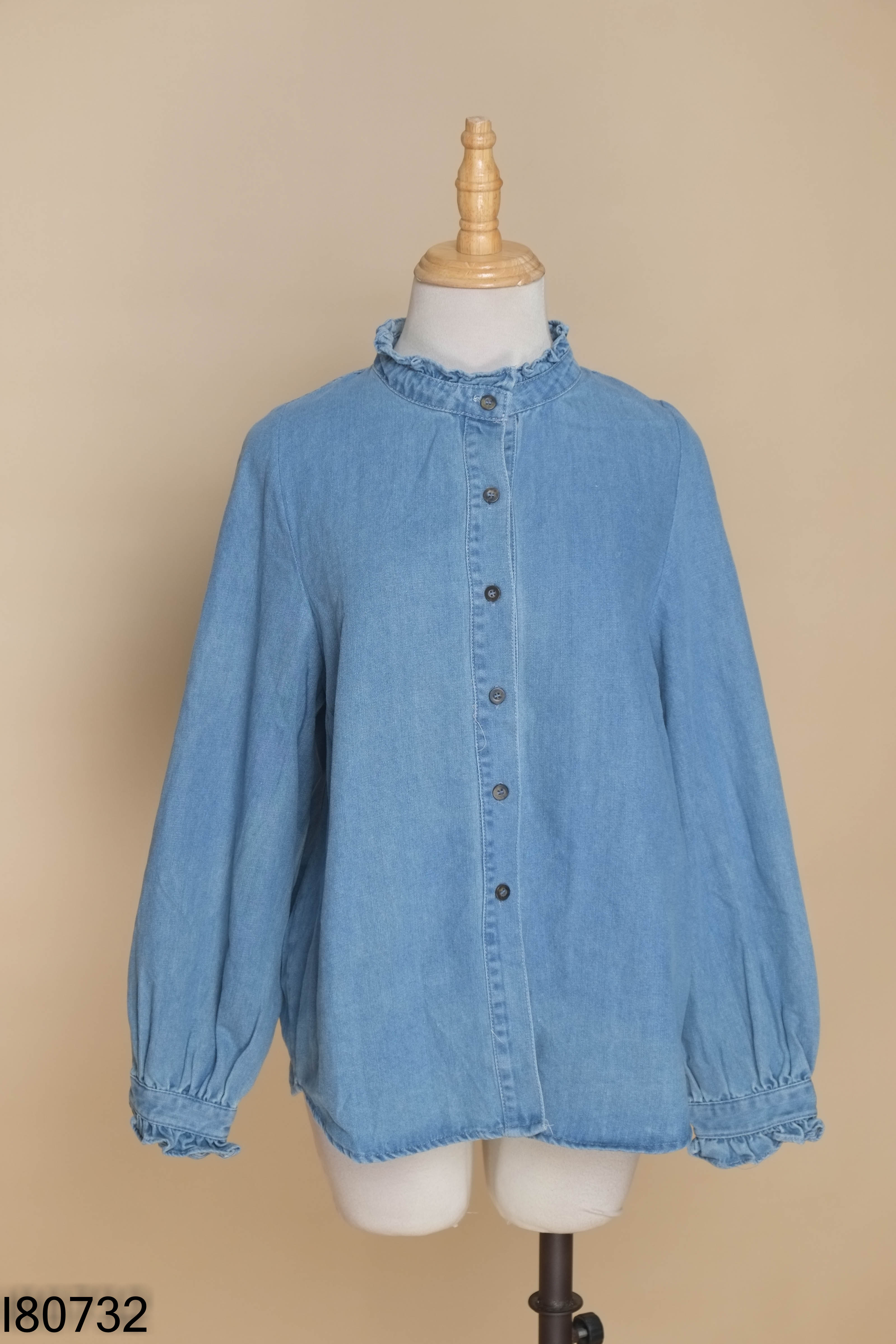 Áo sơ mi jeans xanh cổ bèo