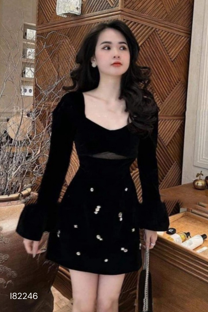 Váy nhung đen cổ vuông đính đá