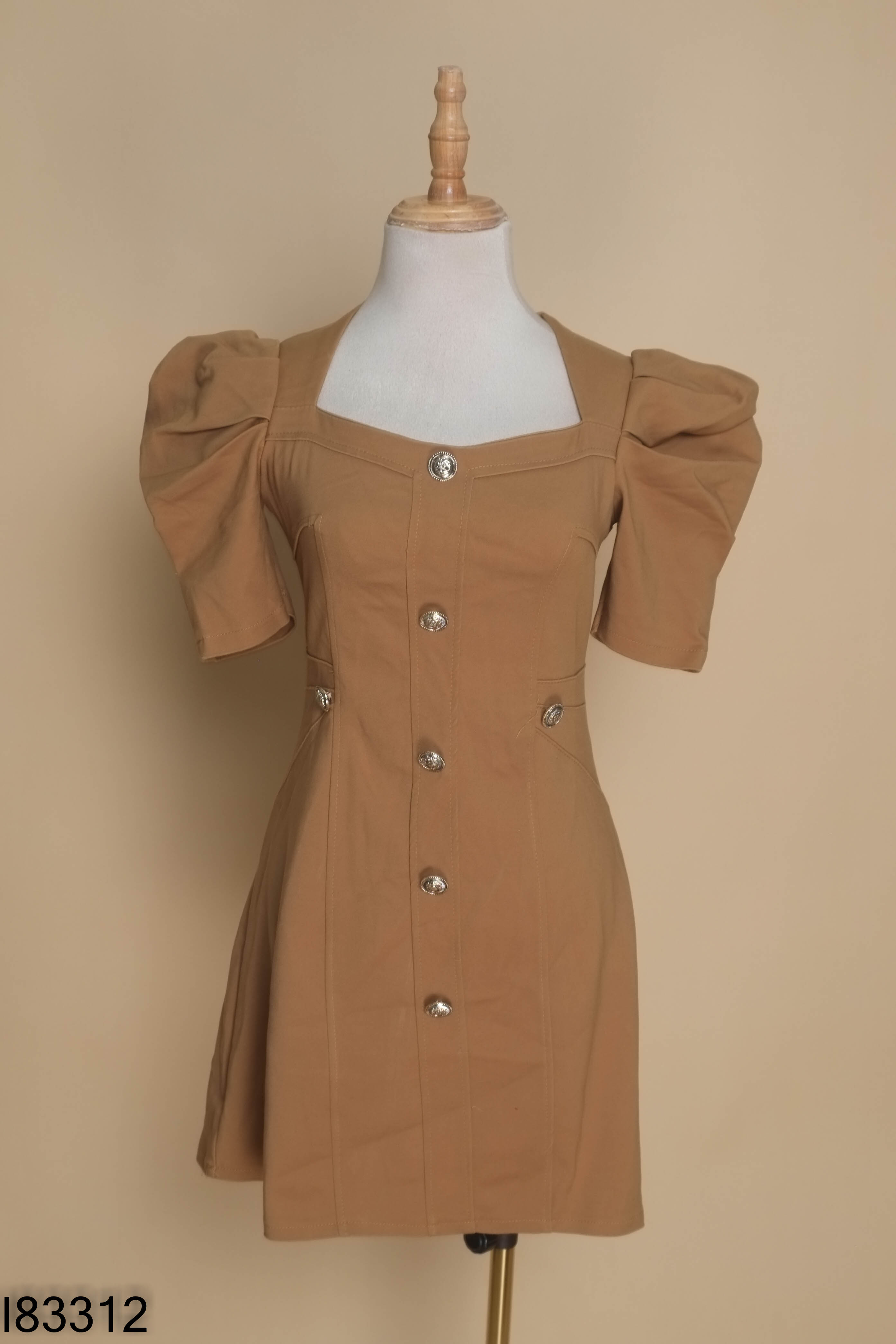 Váy nâu cúc đồng