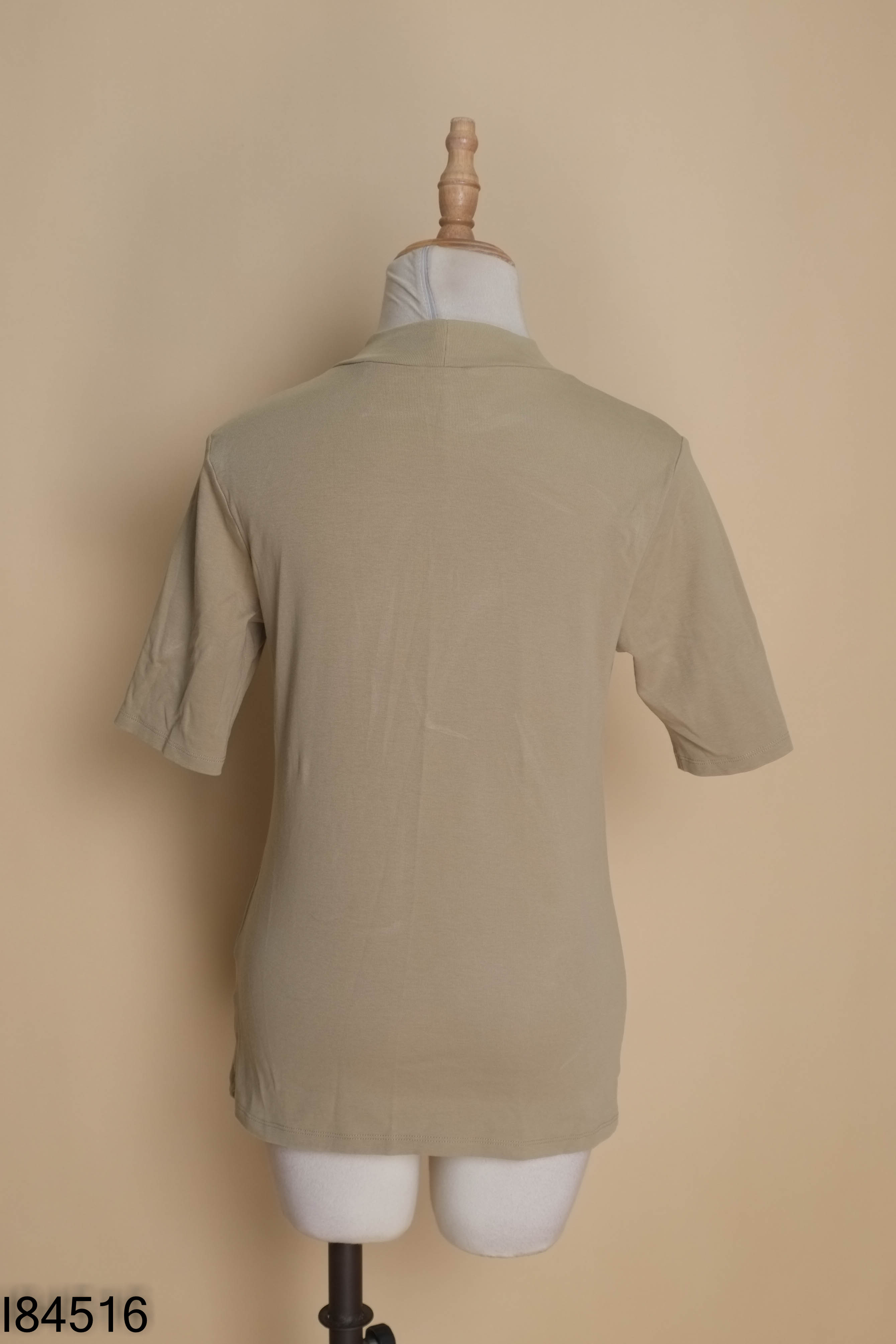 Áo thun UNIQLO nâu cổ lọ