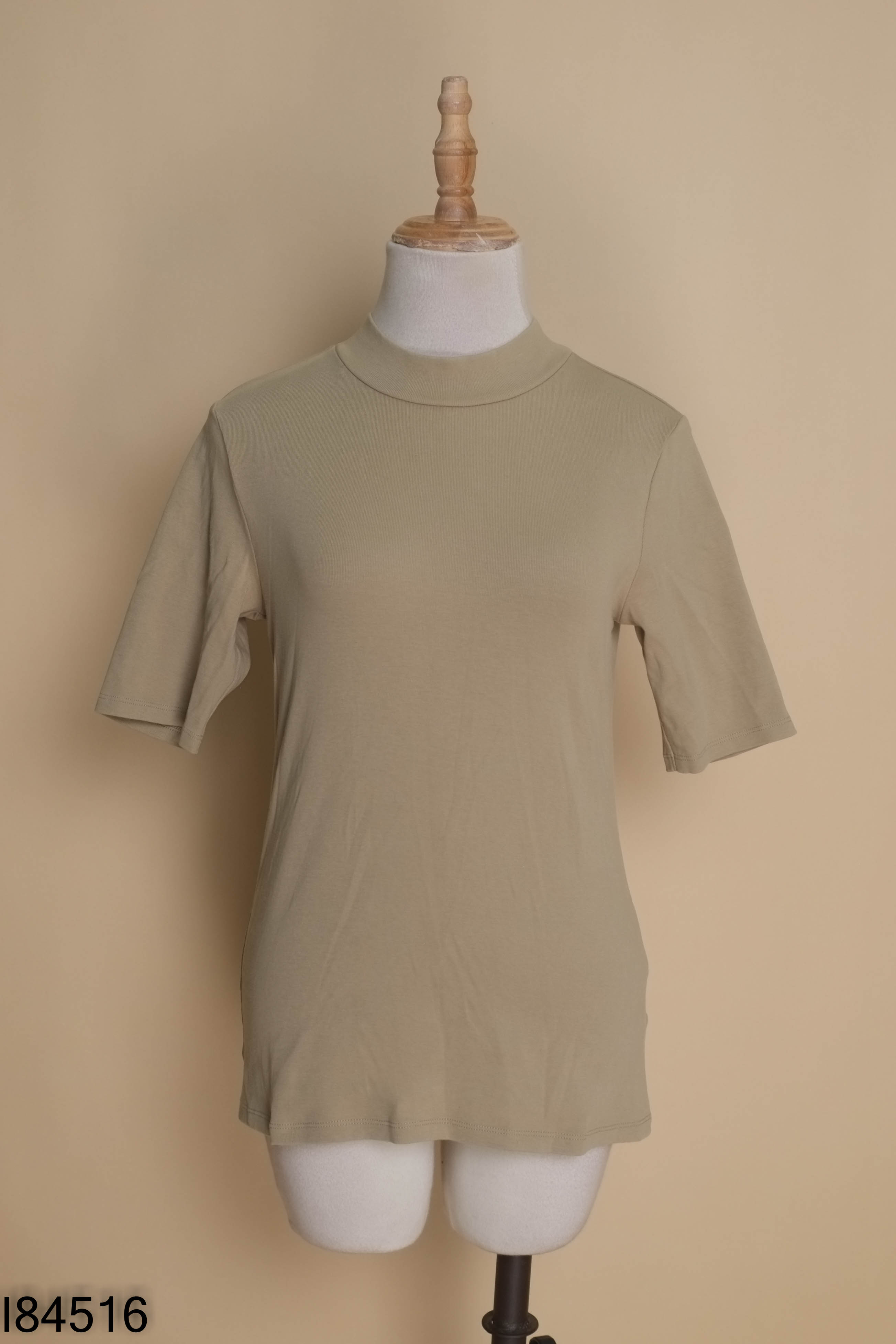Áo thun UNIQLO nâu cổ lọ