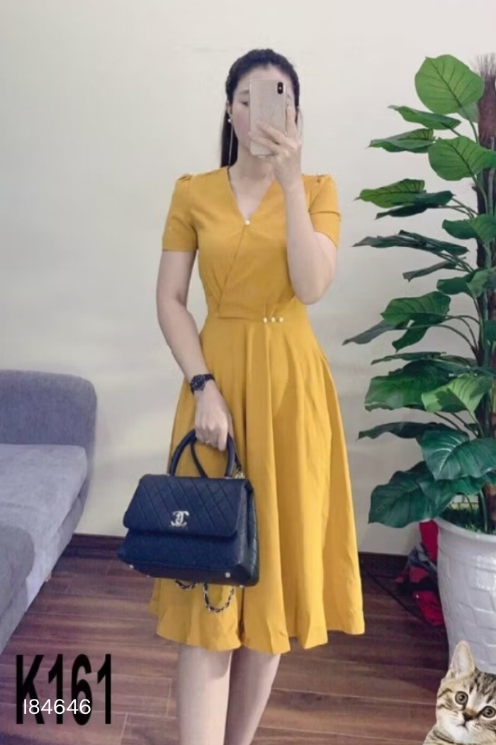 Váy vàng cổ V đính ngọc