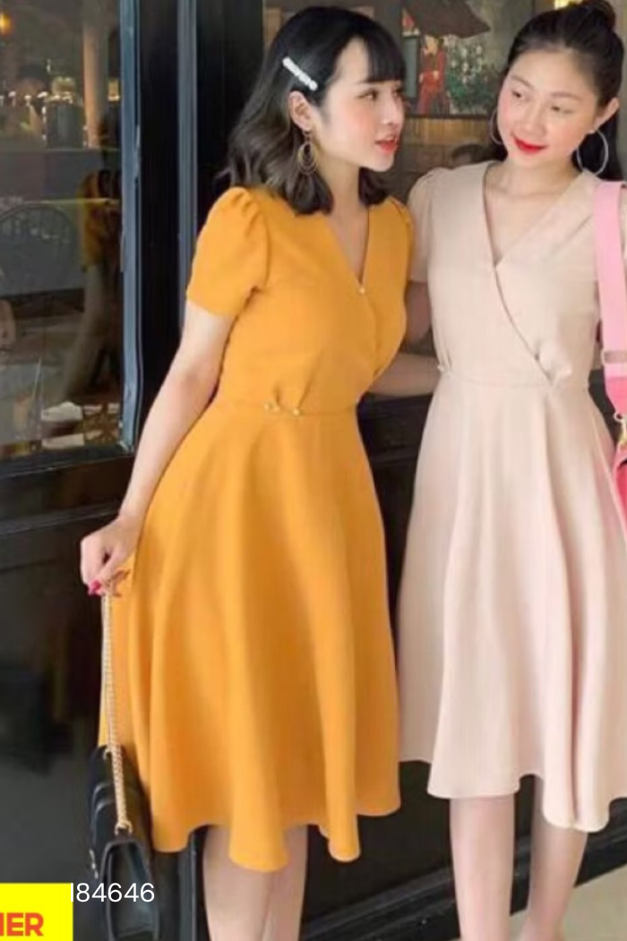 Váy vàng cổ V đính ngọc