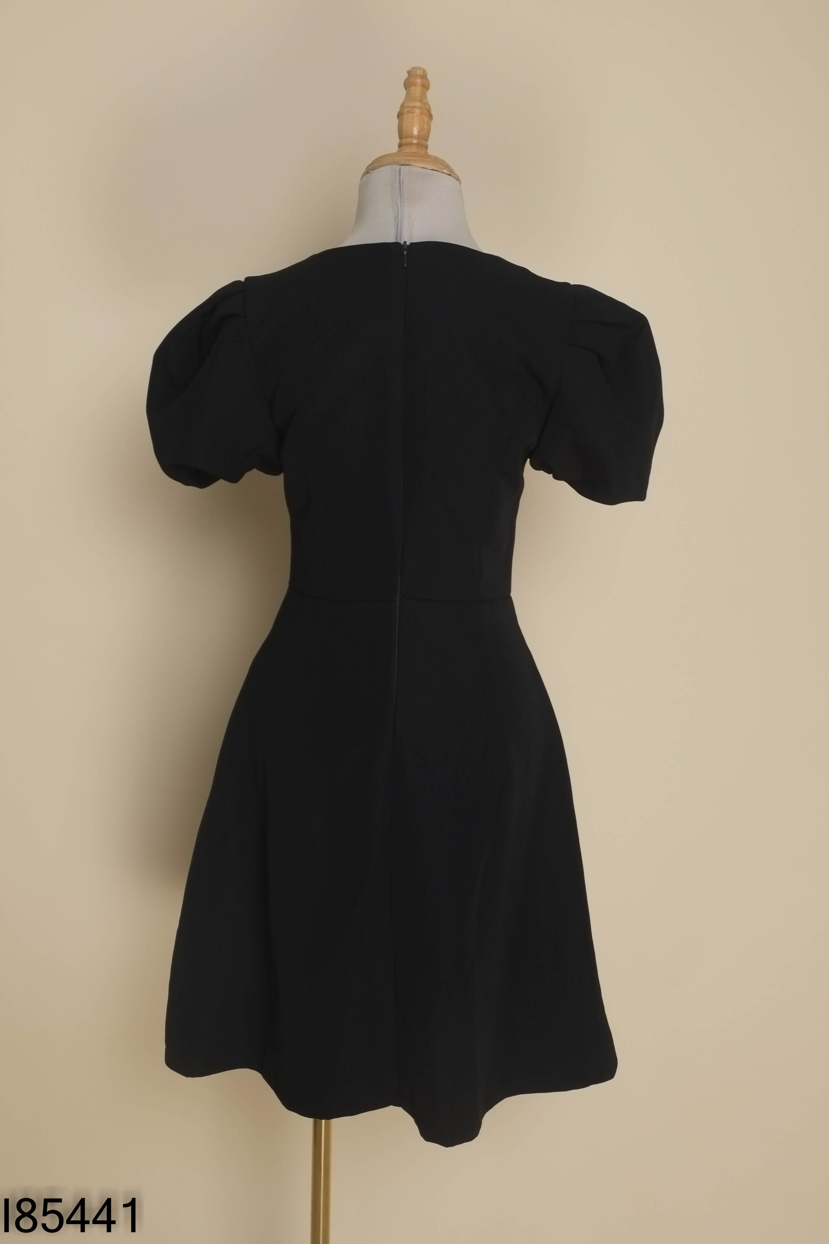 Váy đen đính nơ