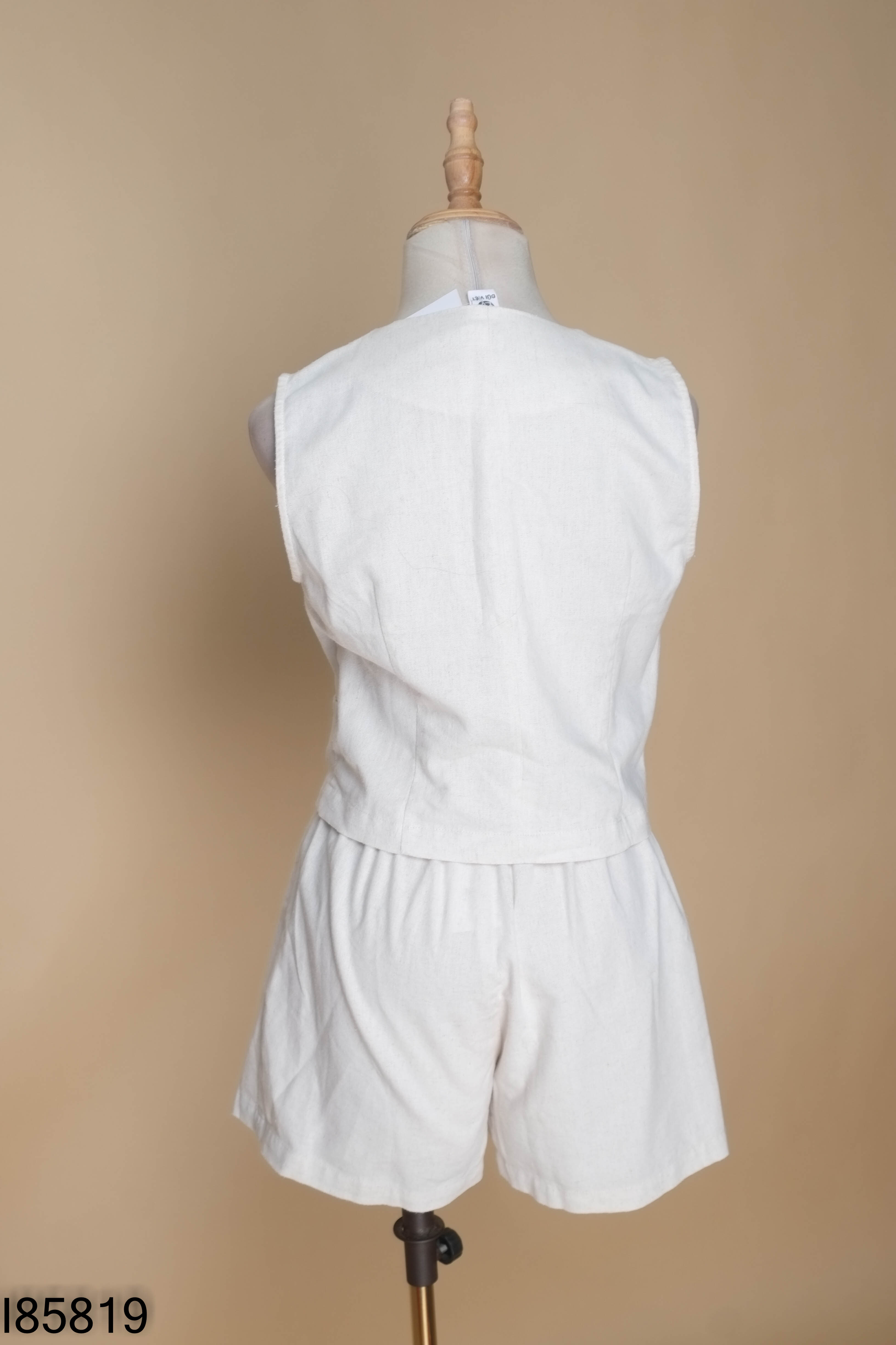 Set áo gile + quần short trắng nga