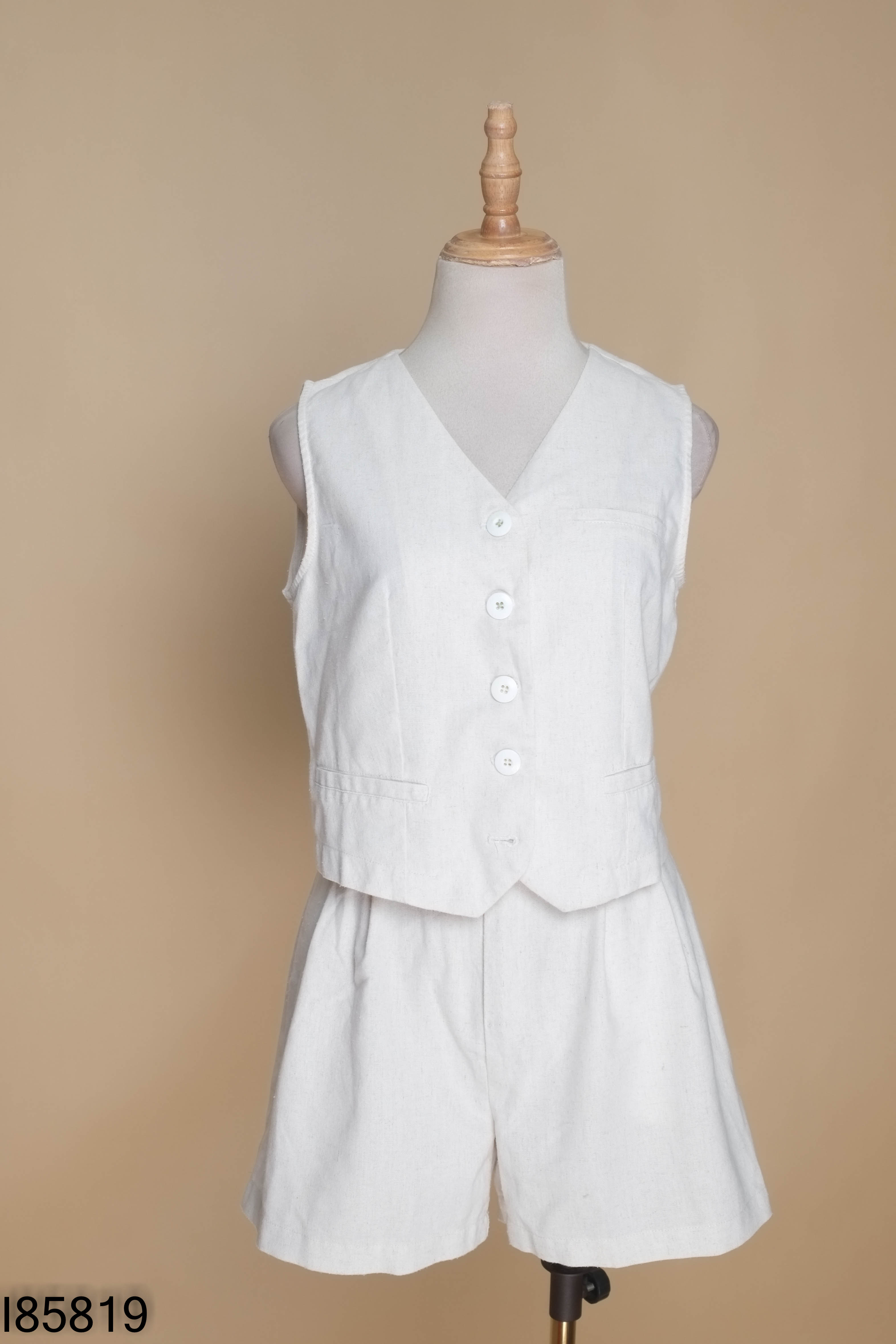 Set áo gile + quần short trắng nga