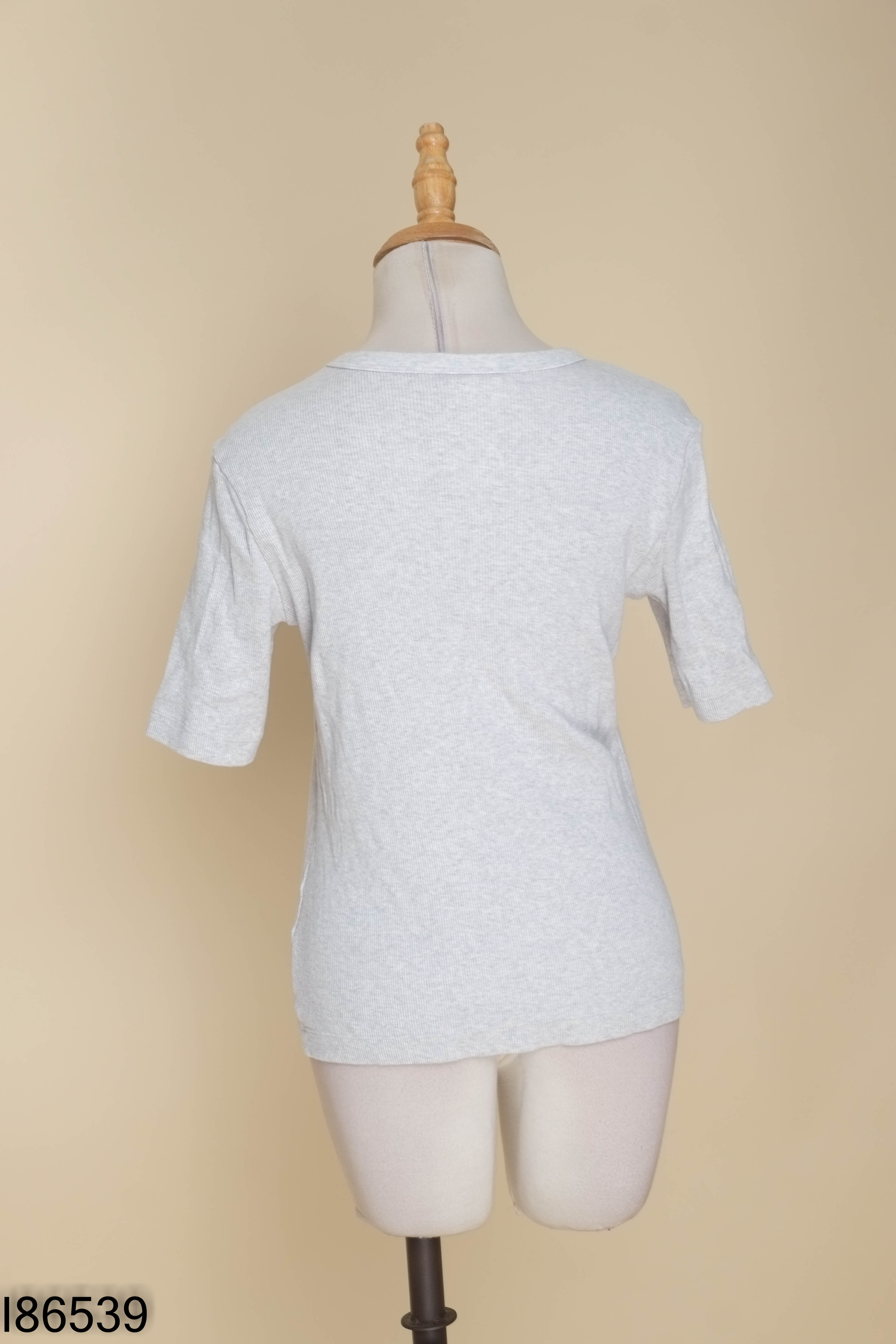 Áo xám UNIQLO trơn cộc tay