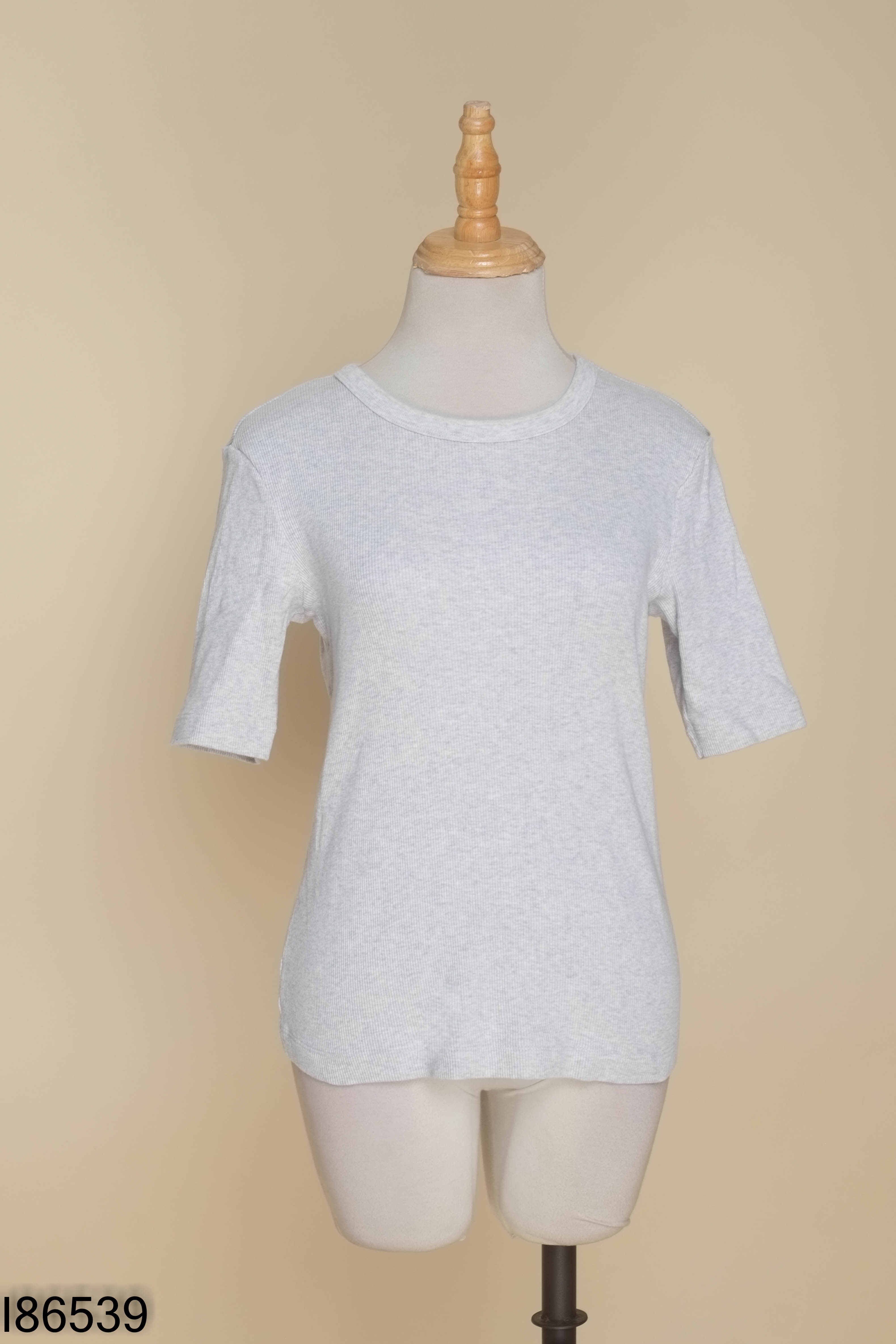 Áo xám UNIQLO trơn cộc tay