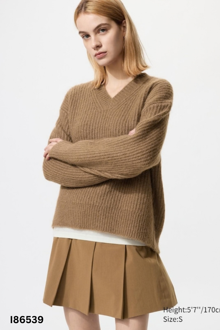 Áo len nâu UNIQLO cổ tim