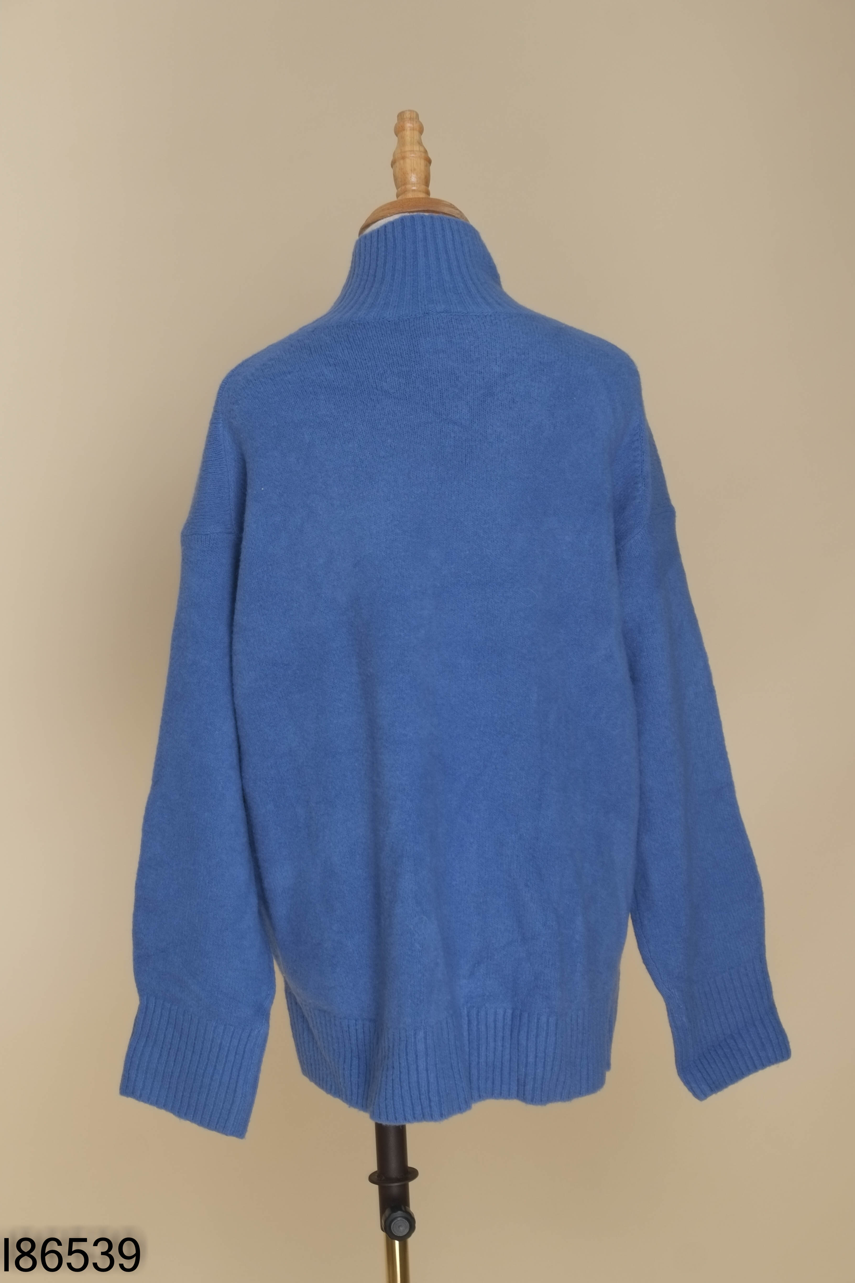 Áo len xanh UNIQLO trơn cổ cao