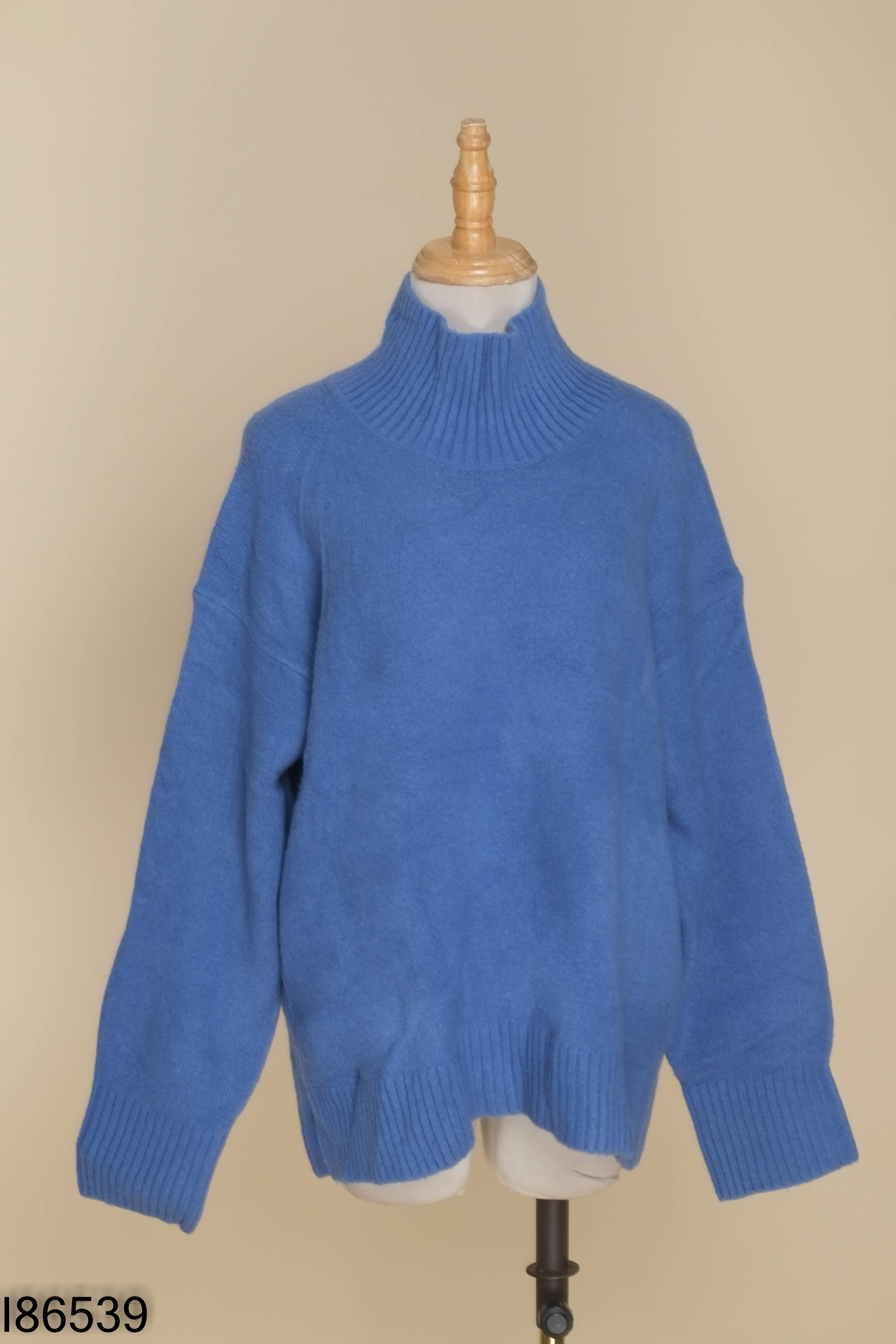 Áo len xanh UNIQLO trơn cổ cao