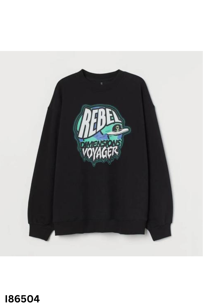 Áo DIVIDED sweater đen in chữ