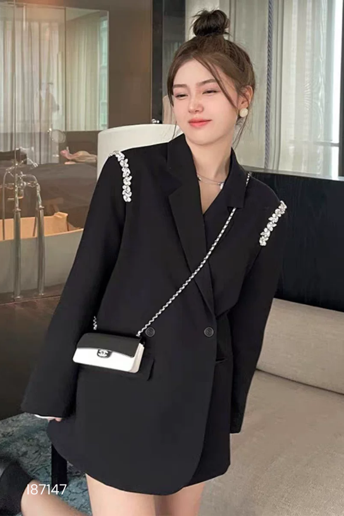 Áo blazer đen đính ngọc trai vai