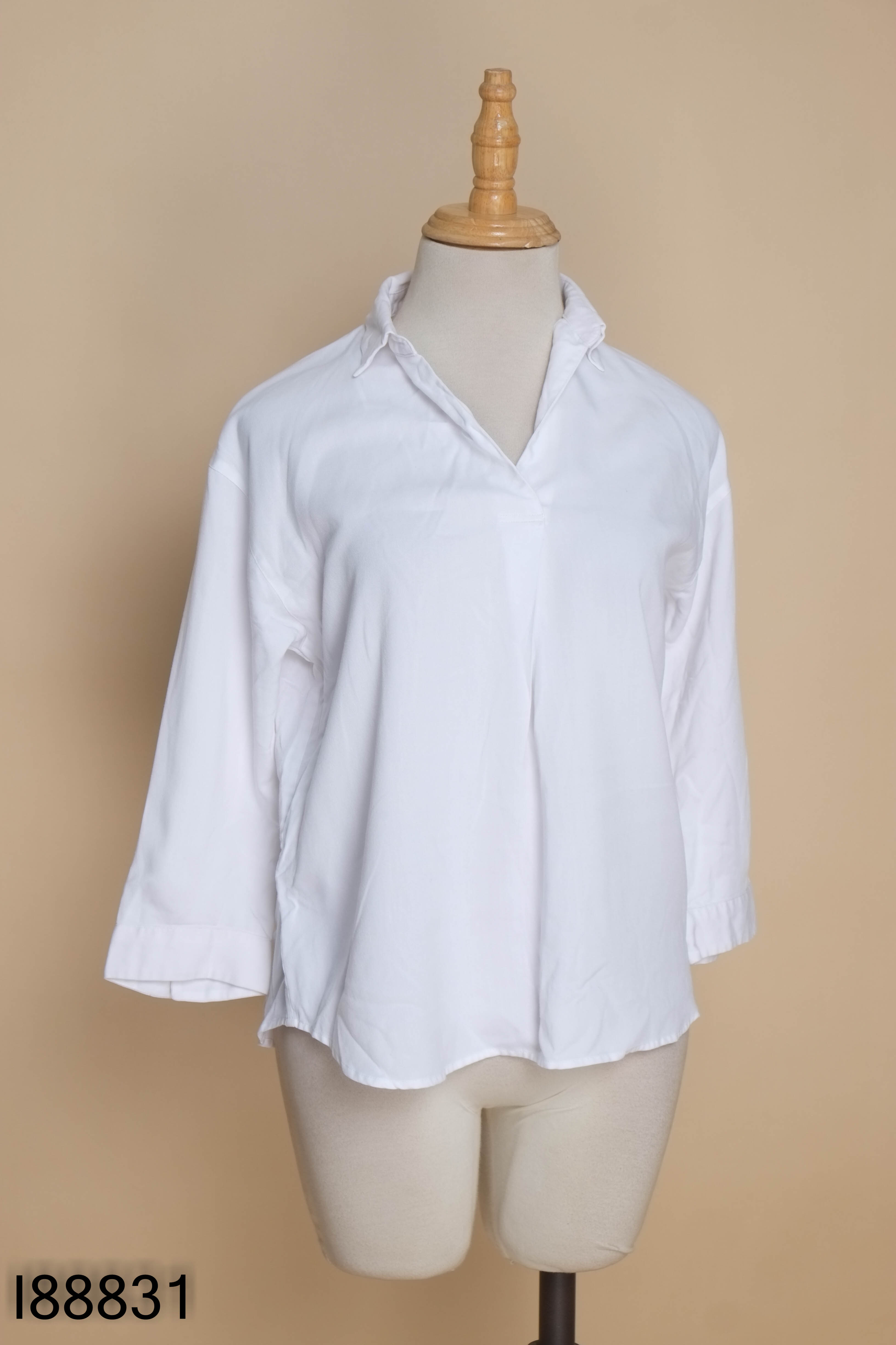 Áo sơ mi trắng UNIQLO