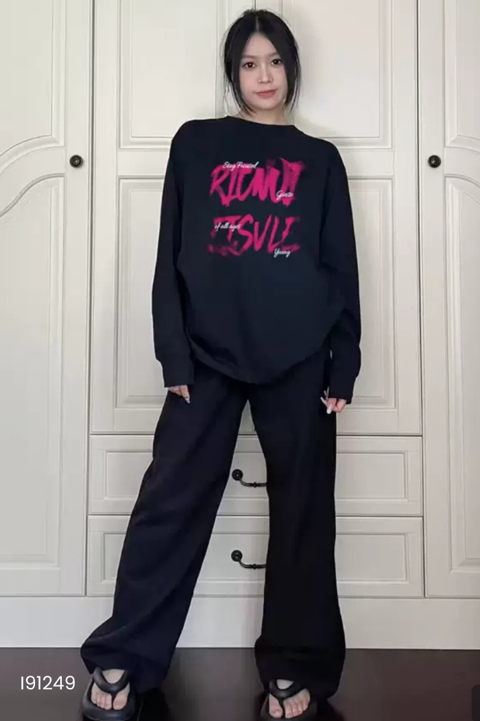 Áo sweater đen in chữ hồng