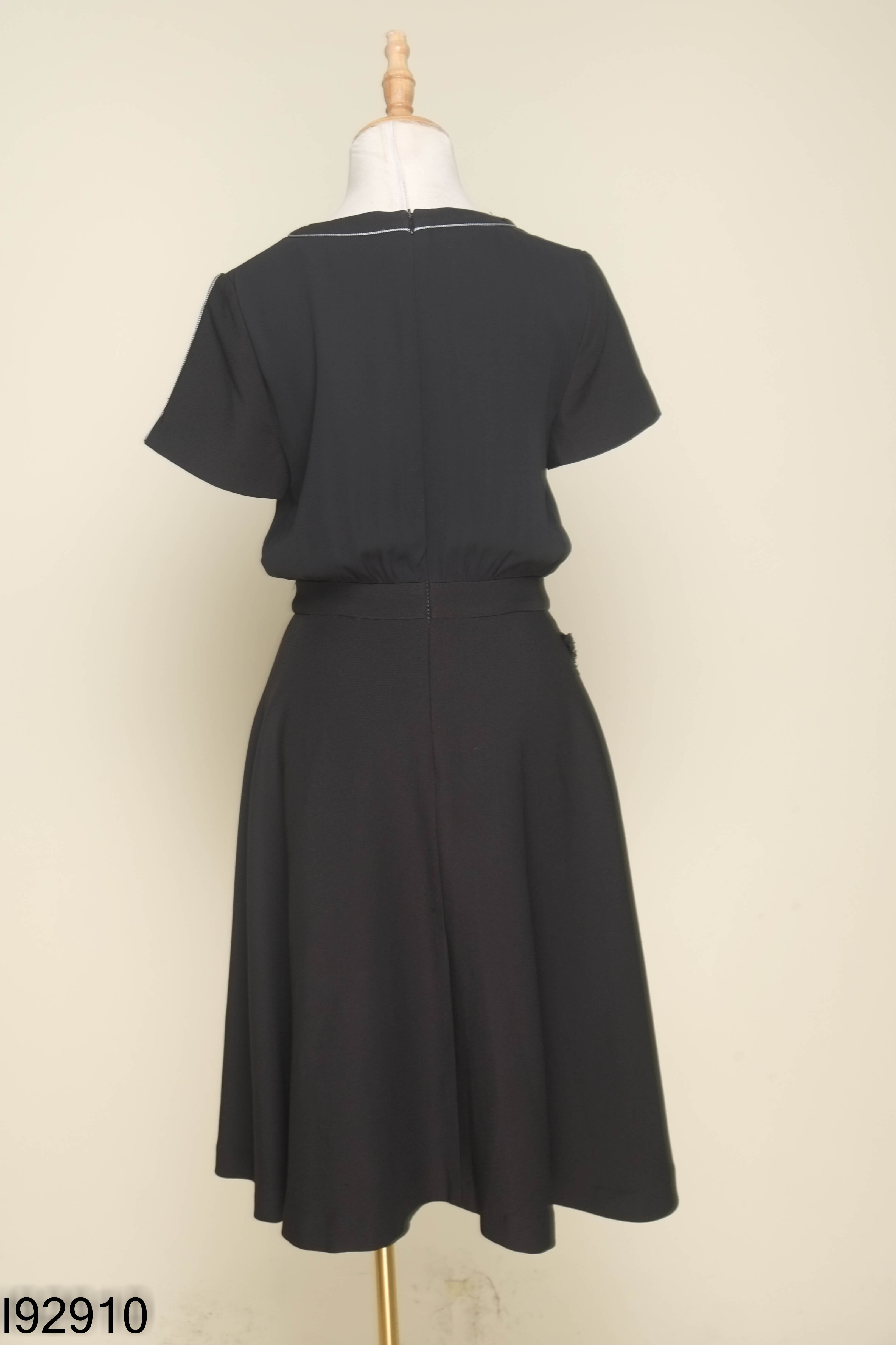 Váy đen IVY MODA viền trắng