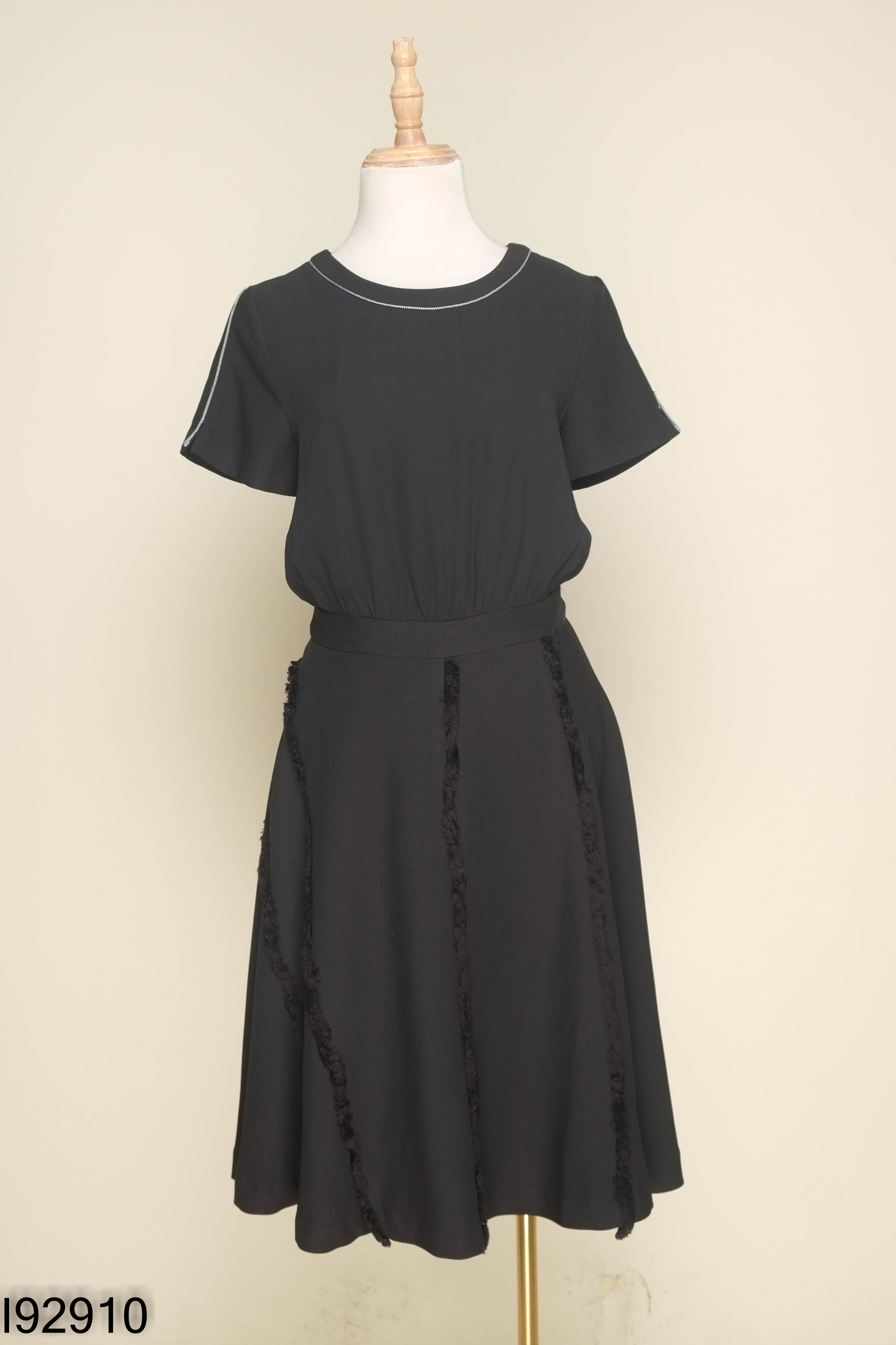 Váy đen IVY MODA viền trắng