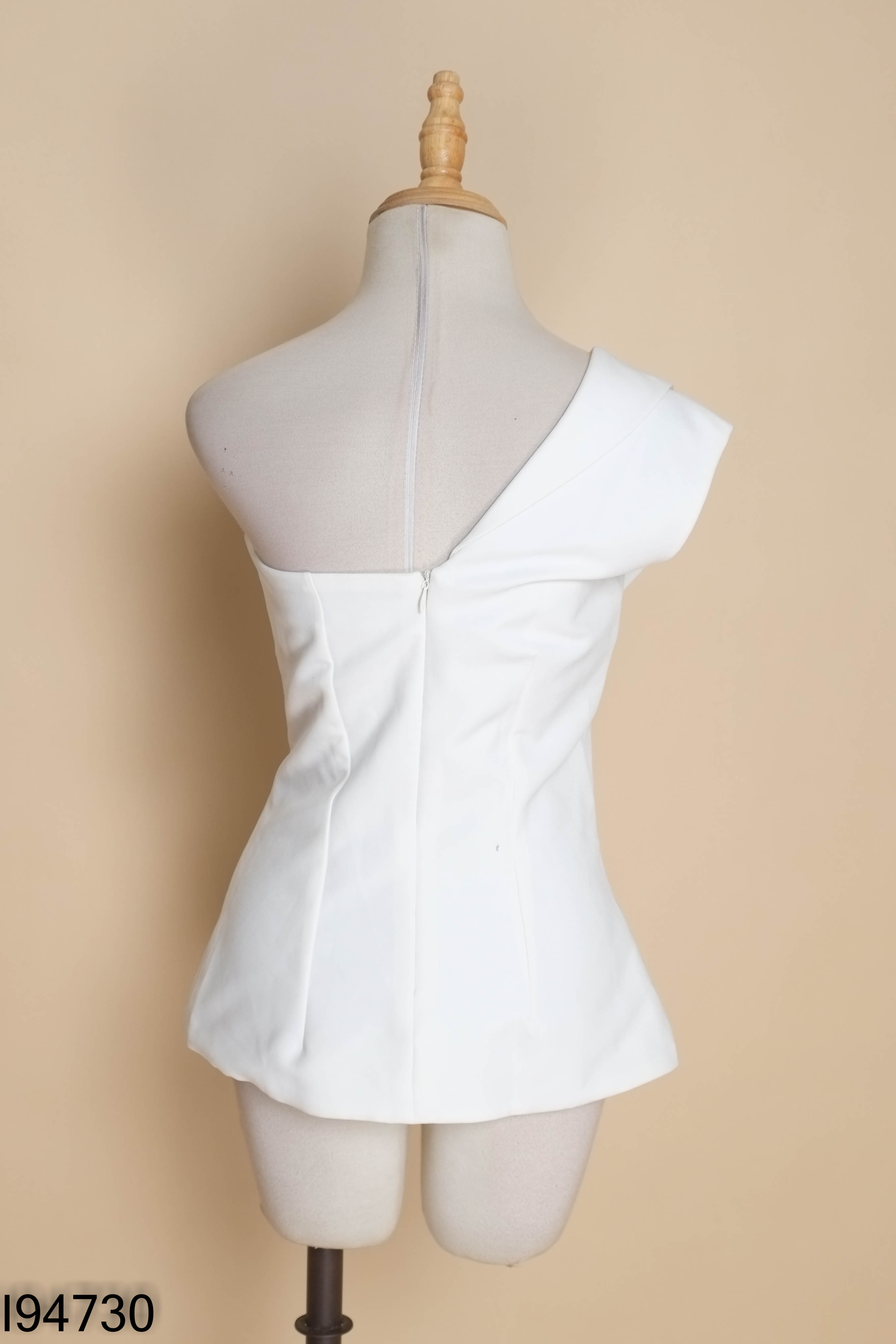Áo trắng NEW CHIC lệch vai đính ngọc