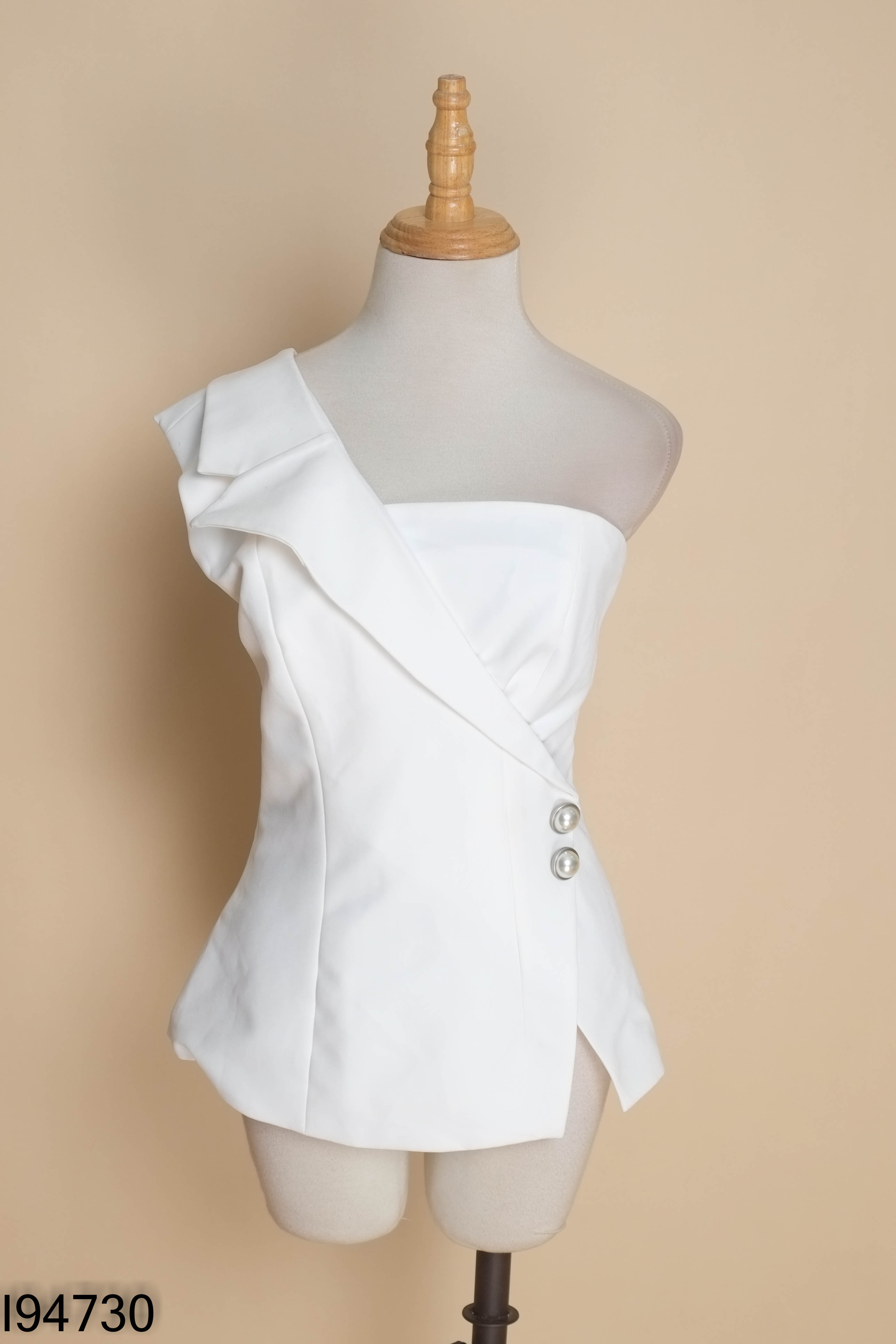 Áo trắng NEW CHIC lệch vai đính ngọc