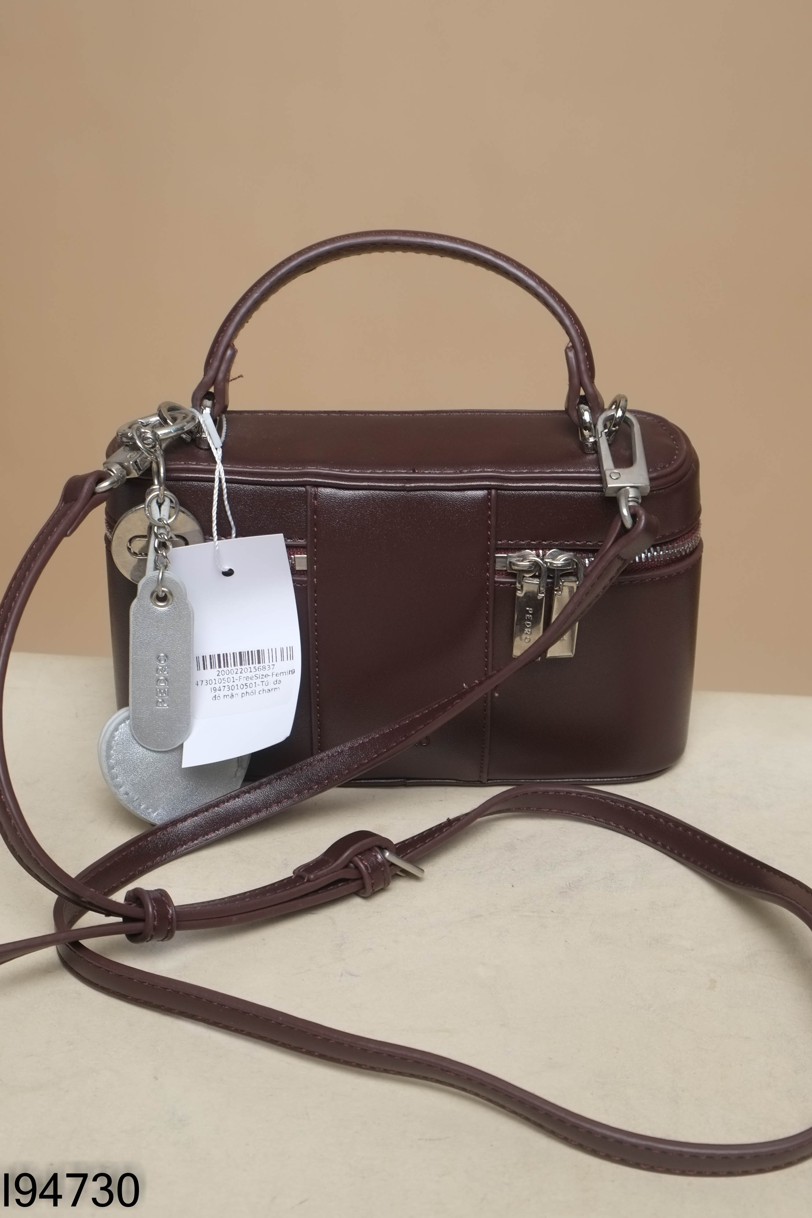 Túi da đỏ mận phối charm bạc